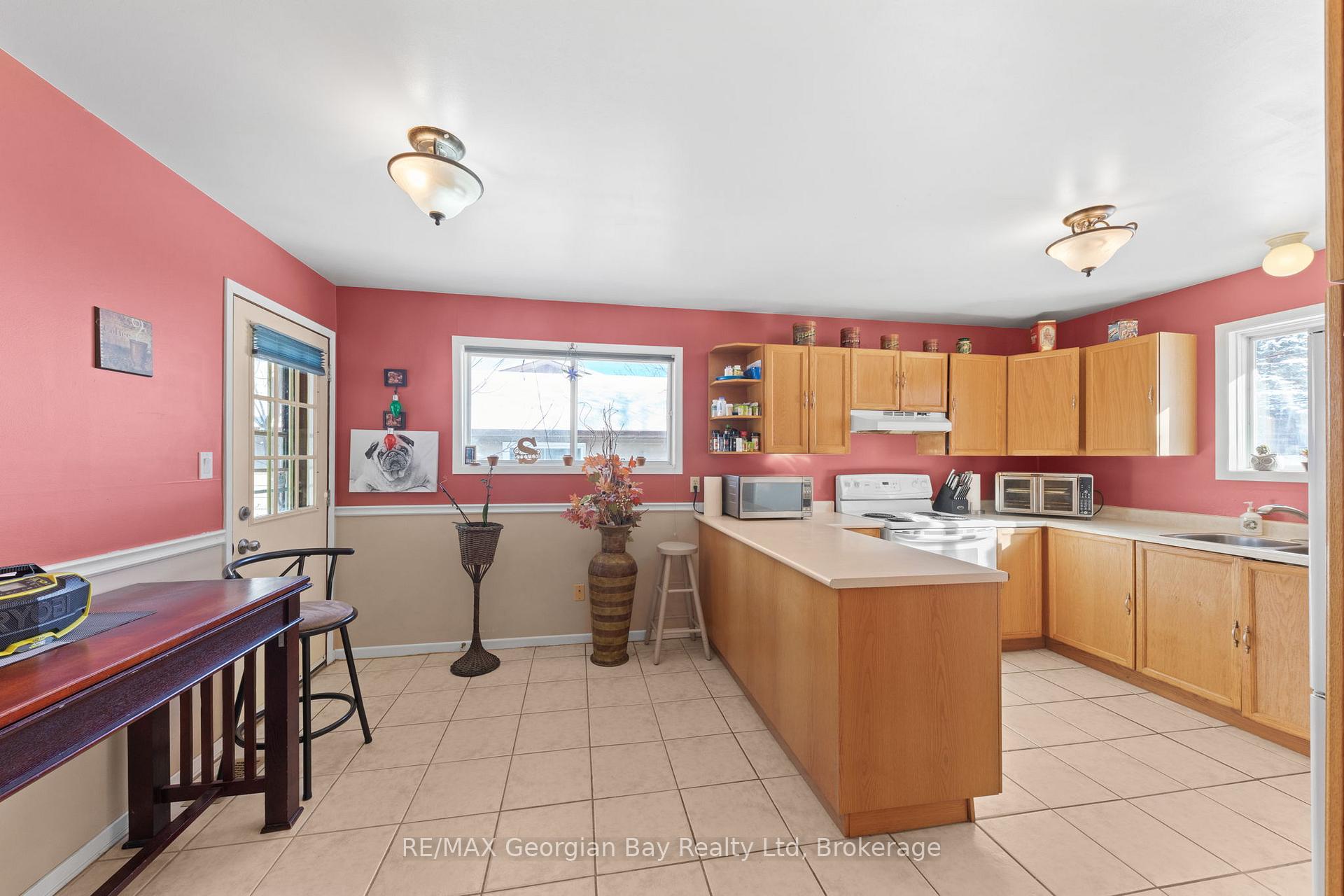 Photo 6 of 758 Ontario Street, Midland — HOMEH
