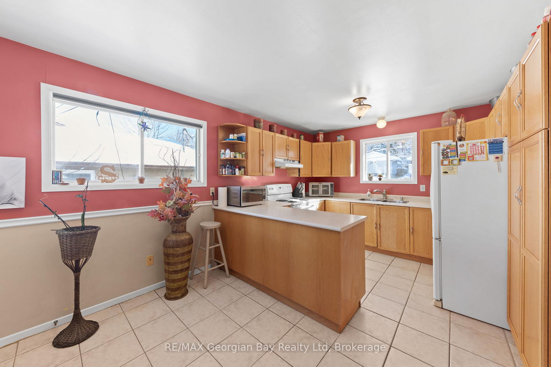 Photo 7 of 758 Ontario Street, Midland — HOMEH