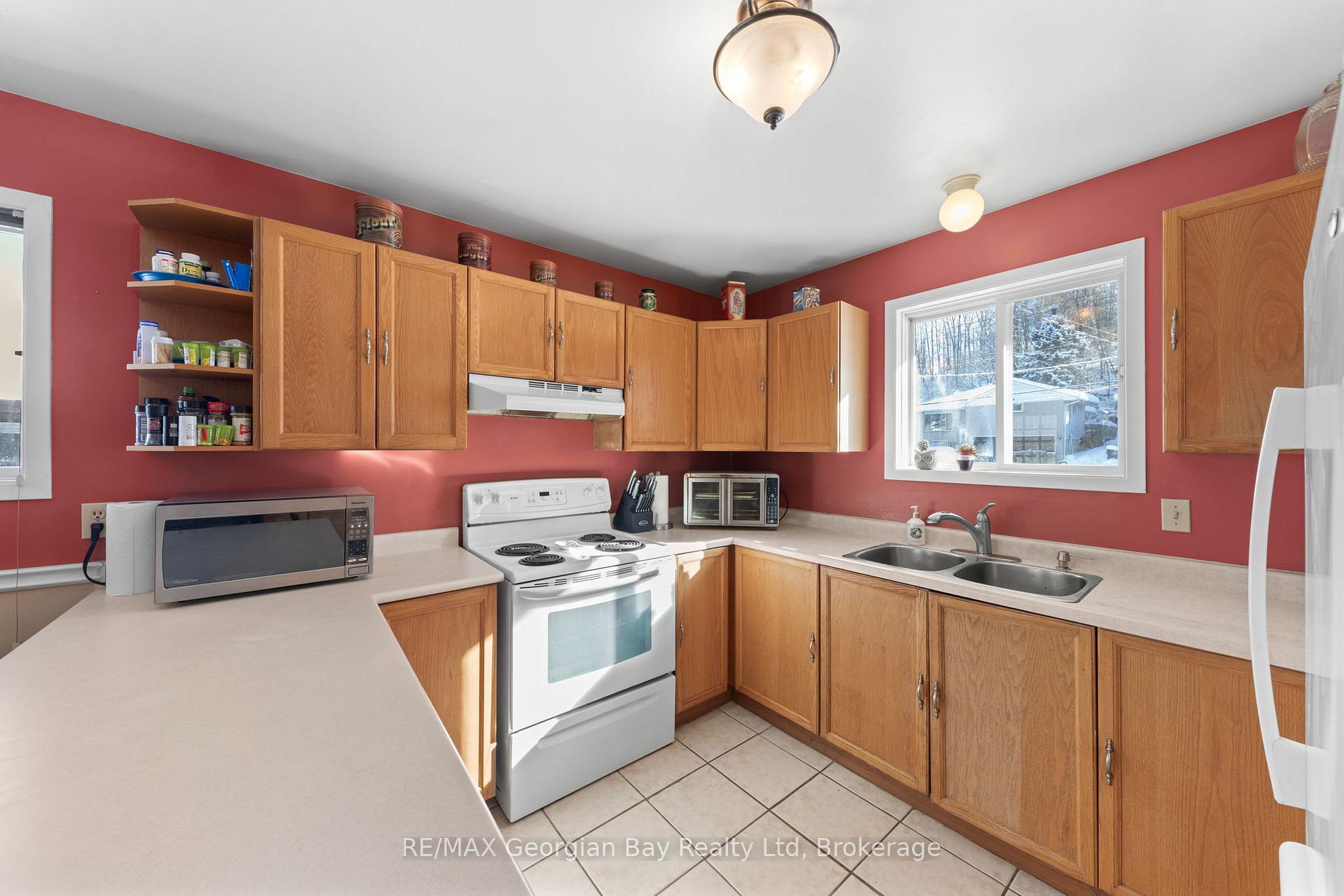 Photo 9 of 758 Ontario Street, Midland — HOMEH