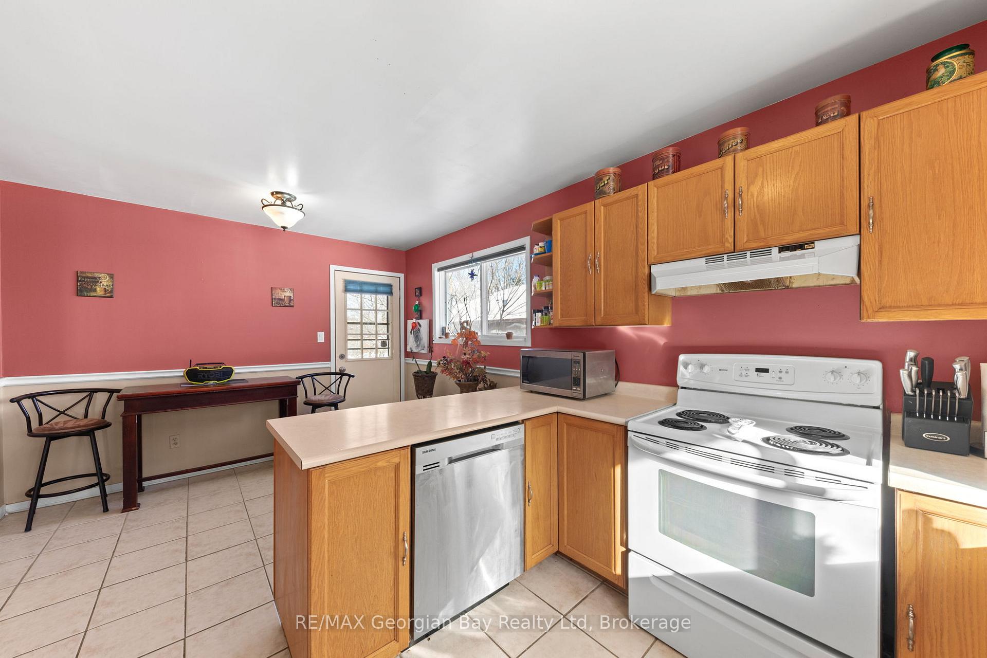 Photo 10 of 758 Ontario Street, Midland — HOMEH