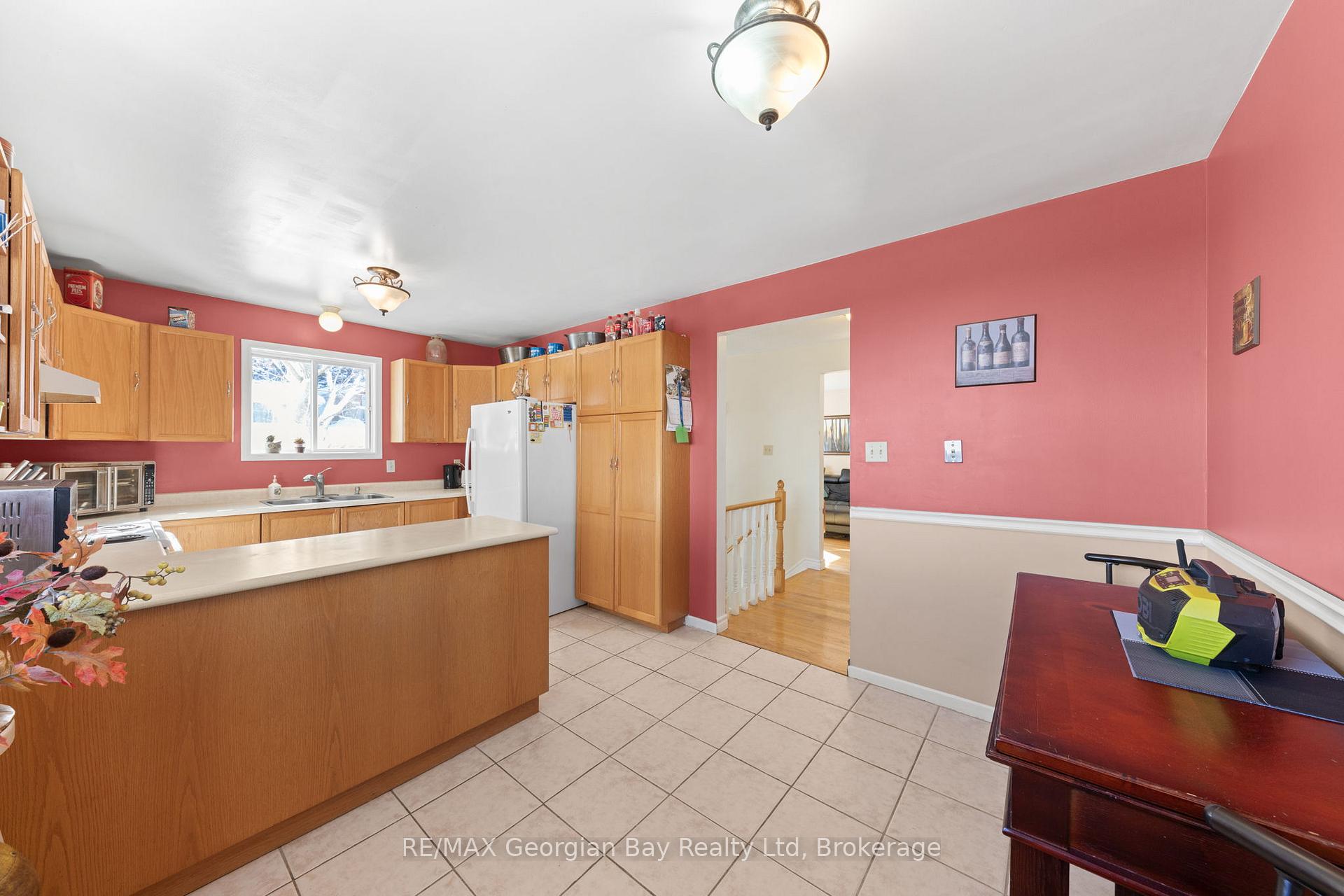 Photo 12 of 758 Ontario Street, Midland — HOMEH