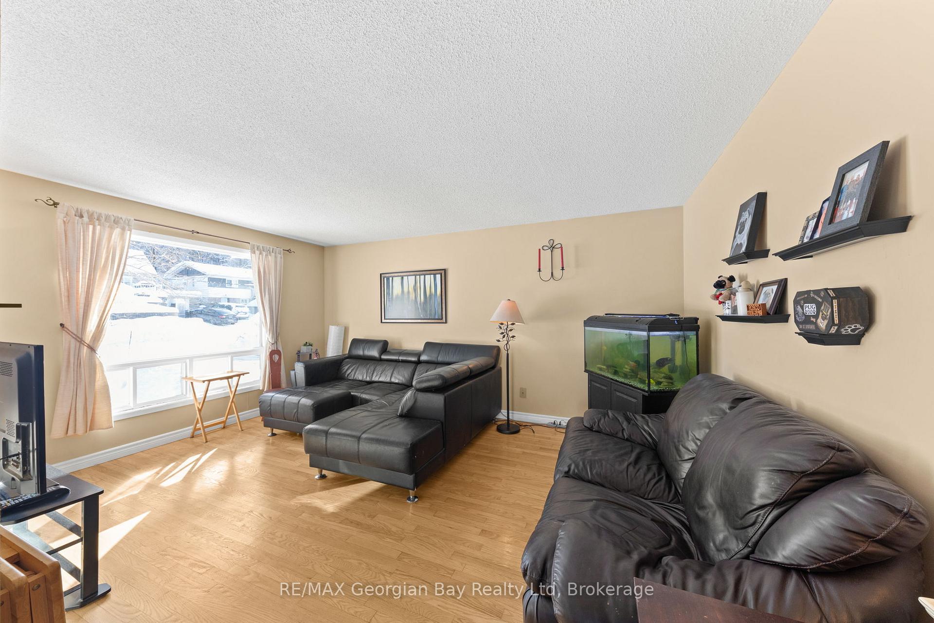 Photo 13 of 758 Ontario Street, Midland — HOMEH