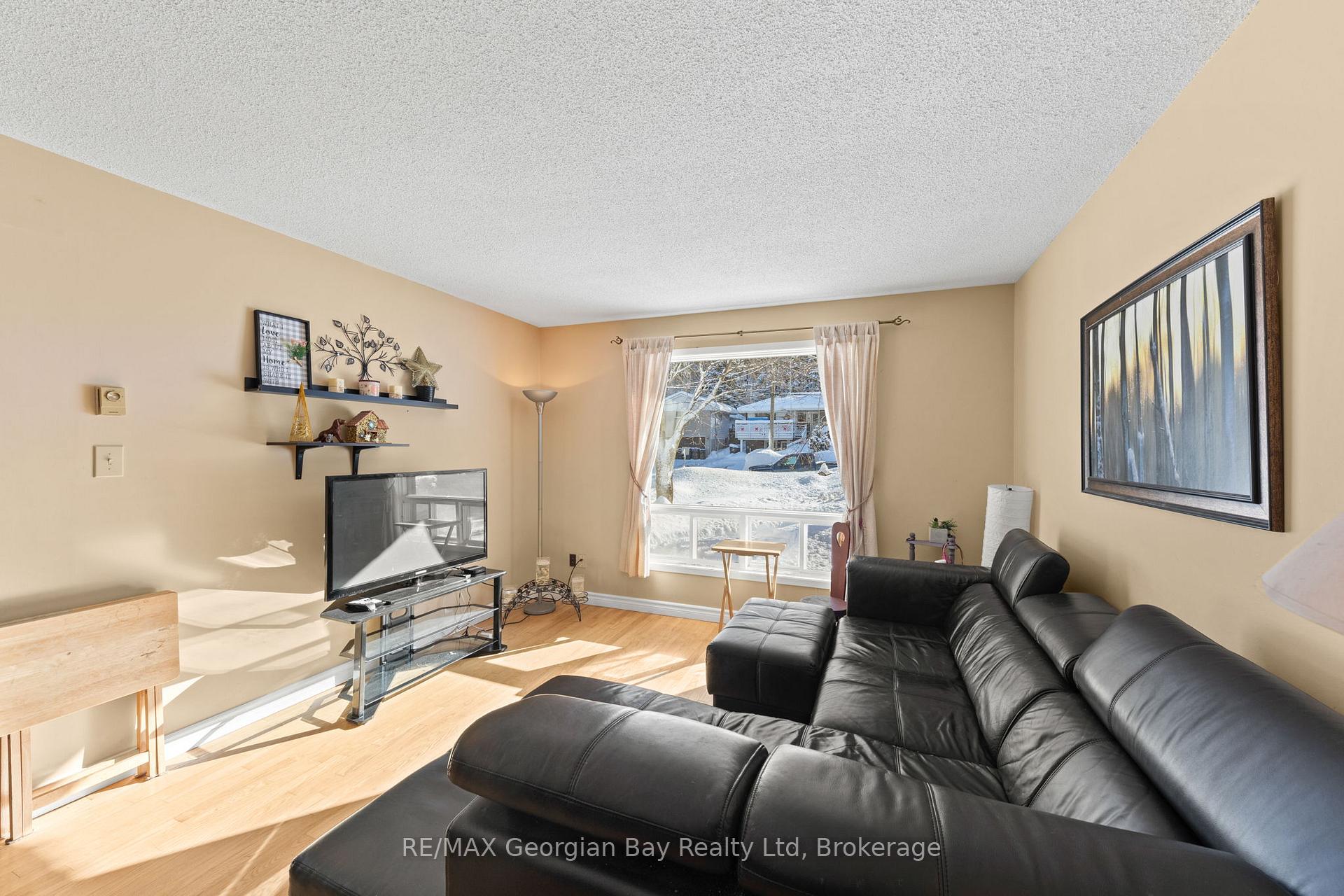 Photo 15 of 758 Ontario Street, Midland — HOMEH