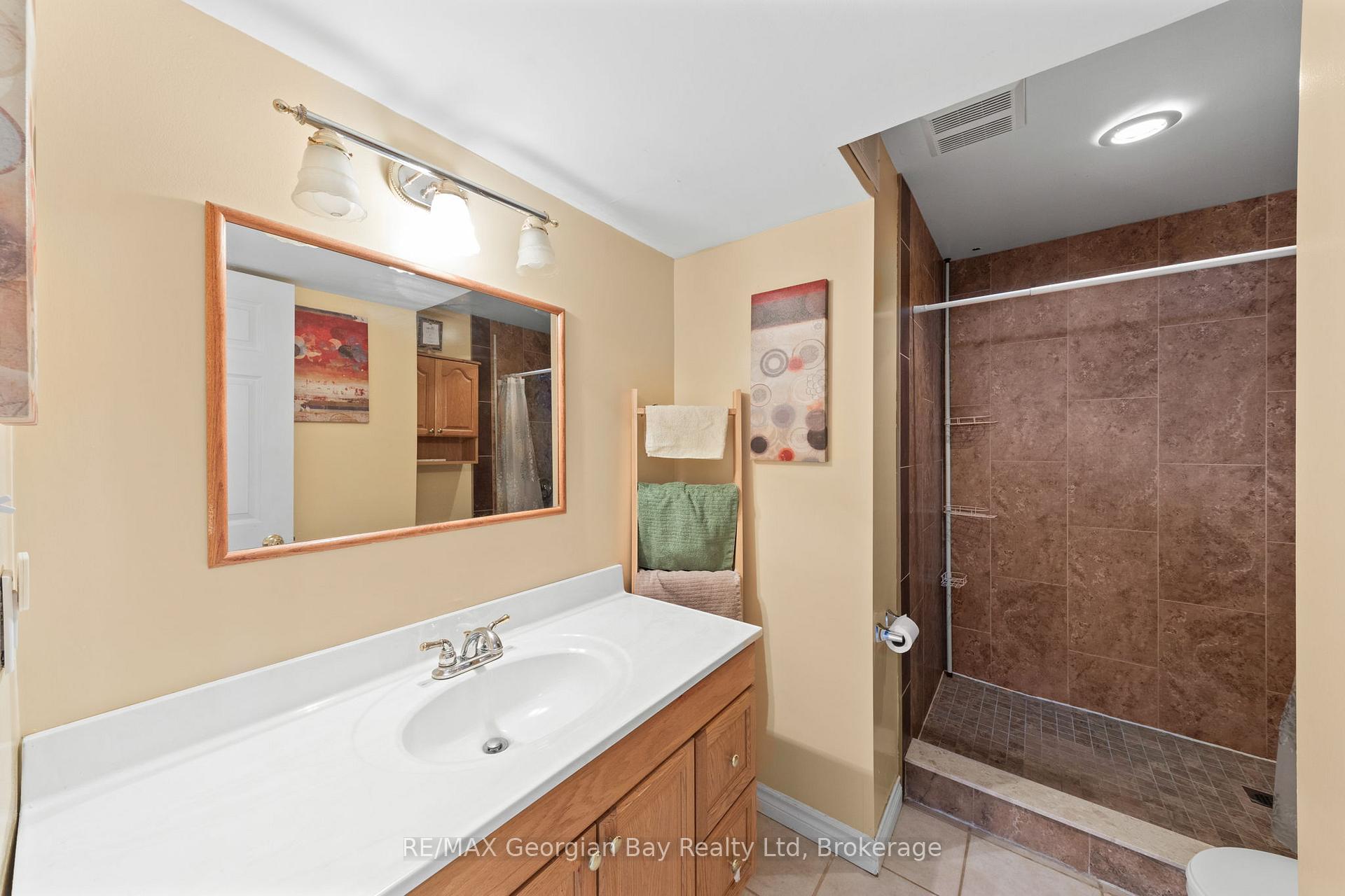 Photo 35 of 758 Ontario Street, Midland — HOMEH
