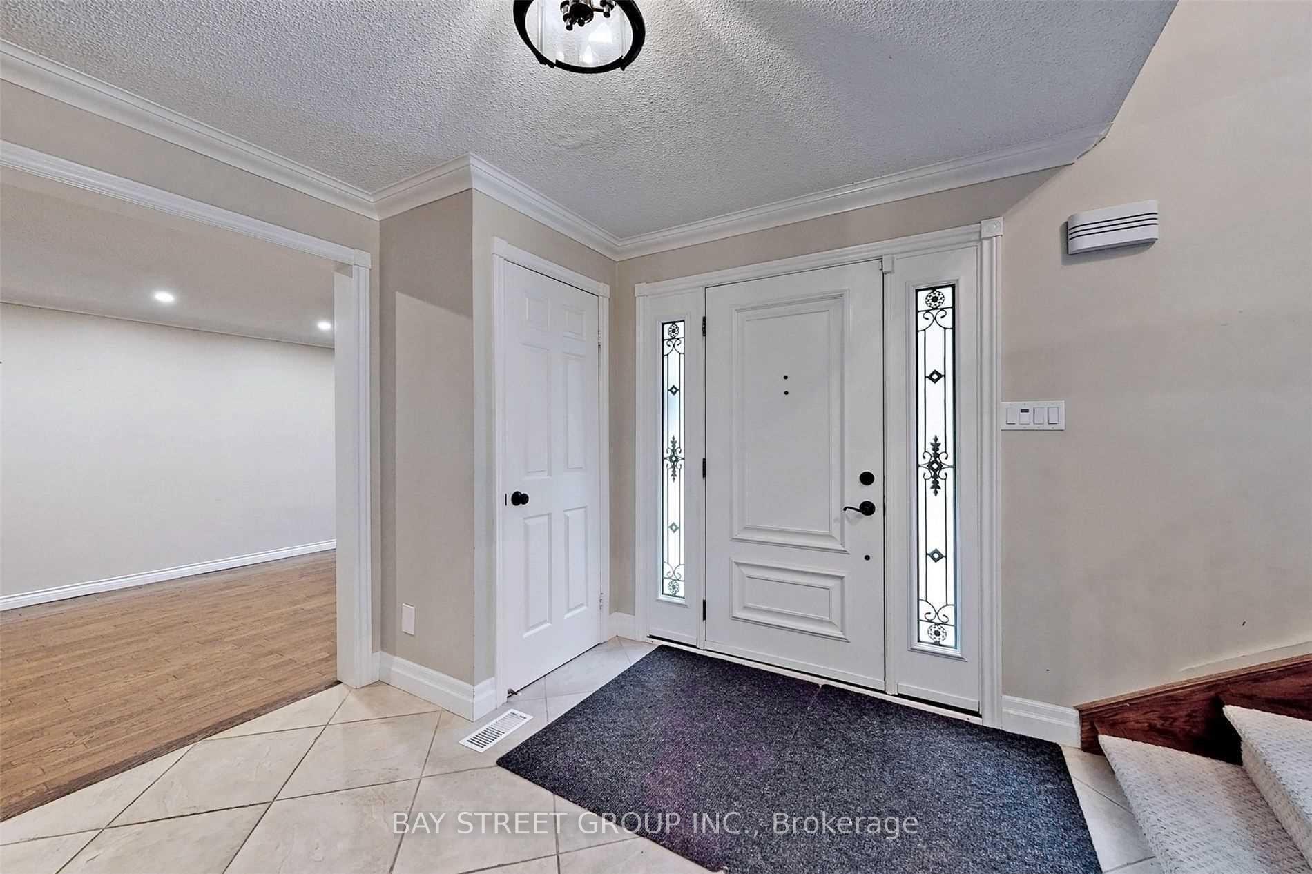 Photo 3 of 33 Normandale Road, Markham, Unionville — HOMEH