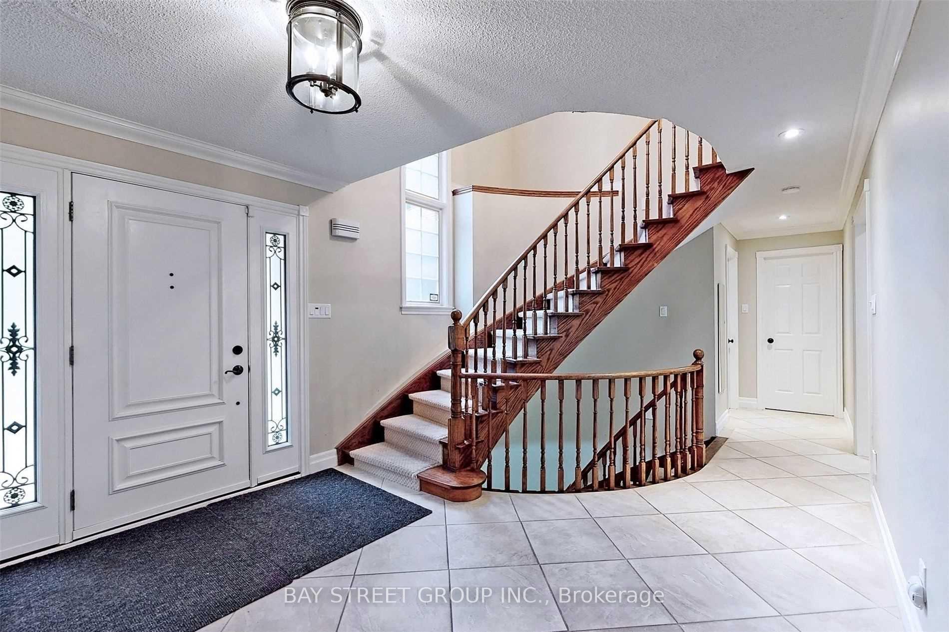 Photo 4 of 33 Normandale Road, Markham, Unionville — HOMEH