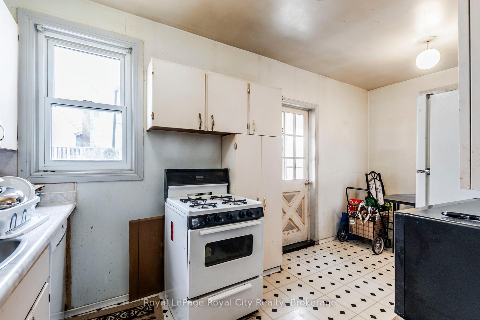 Photo 11 of 6 Seneca Drive, Kitchener — HOMEH