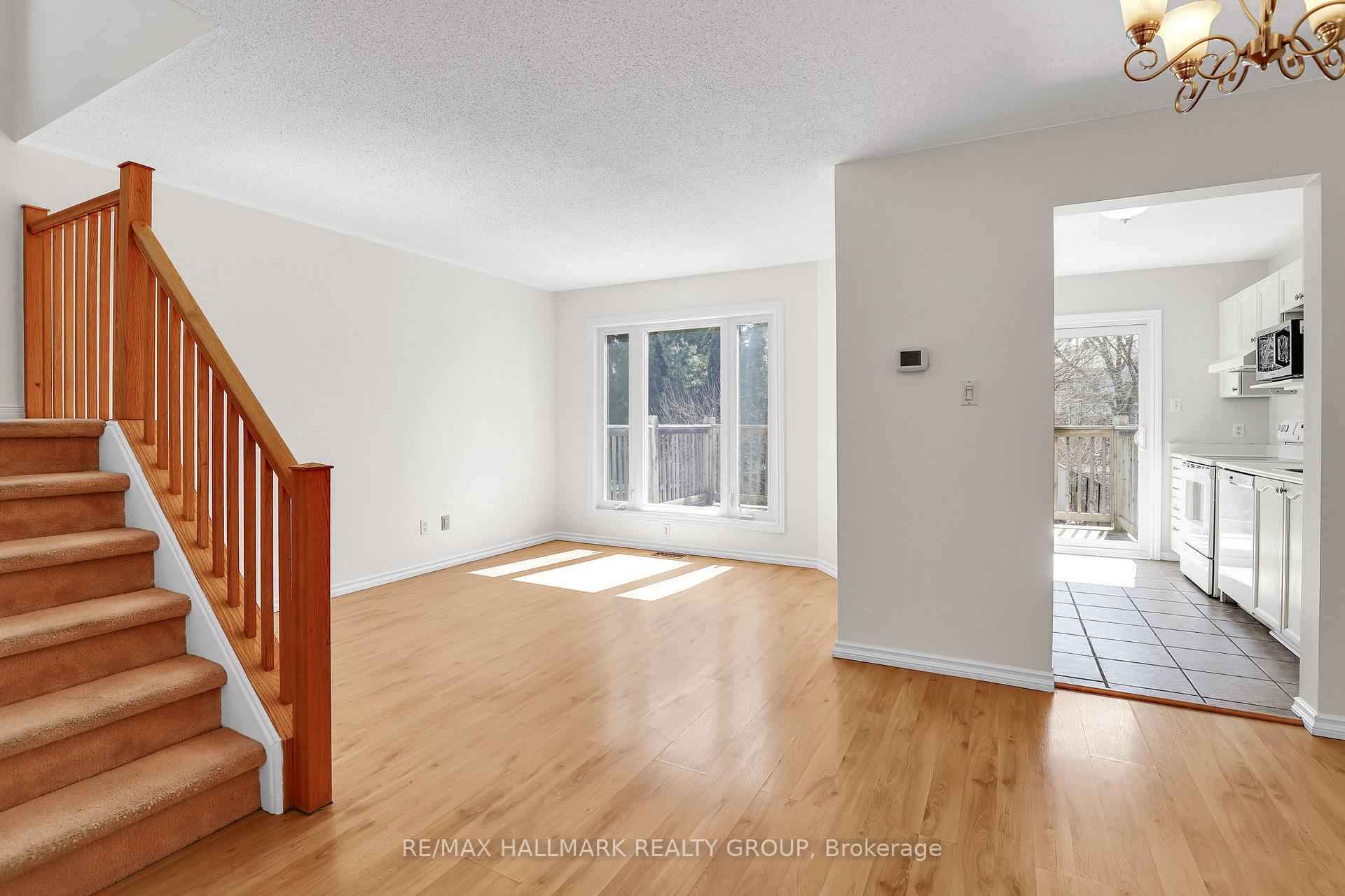 Photo 3 of 27 Ipswich Terrace, Ottawa, Kanata - Morgan's Grant/South March — HOMEH