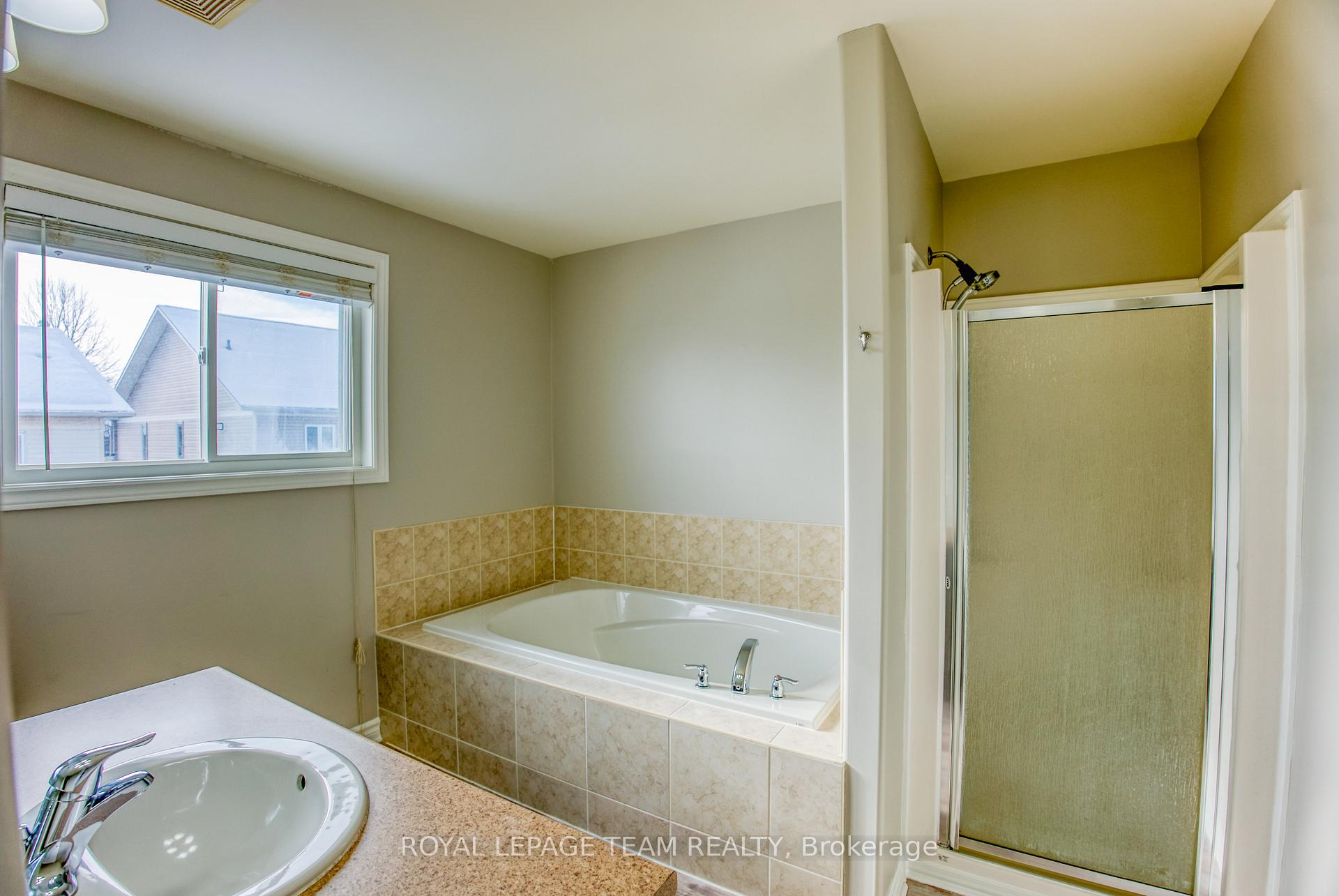 Photo 19 of 35 Woliston Crescent, Ottawa, Kanata - Morgan's Grant/South March — HOMEH