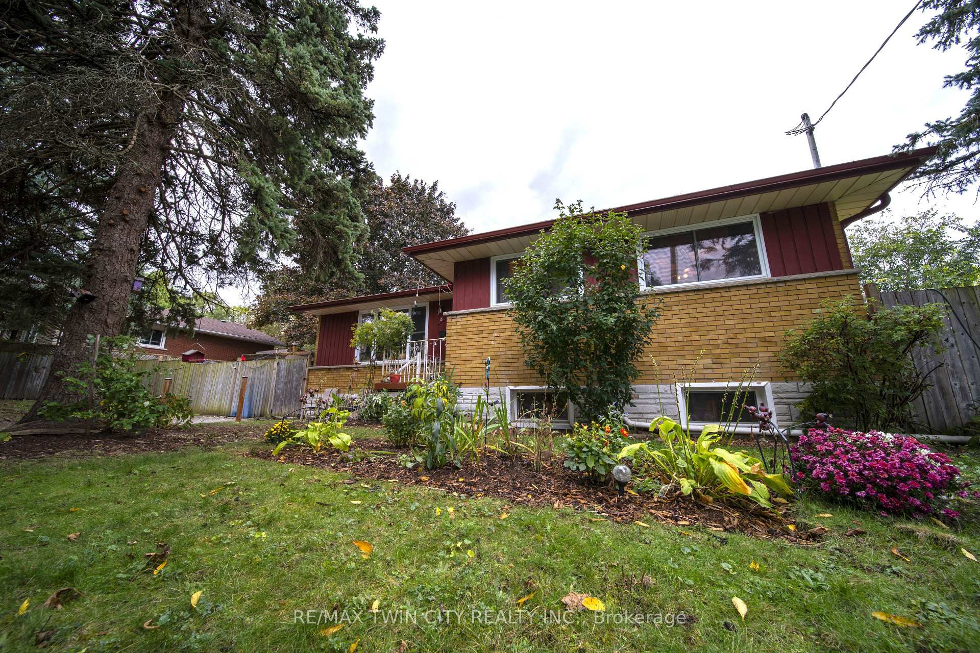 Photo 2 of 8 Yager Avenue, Kitchener — HOMEH