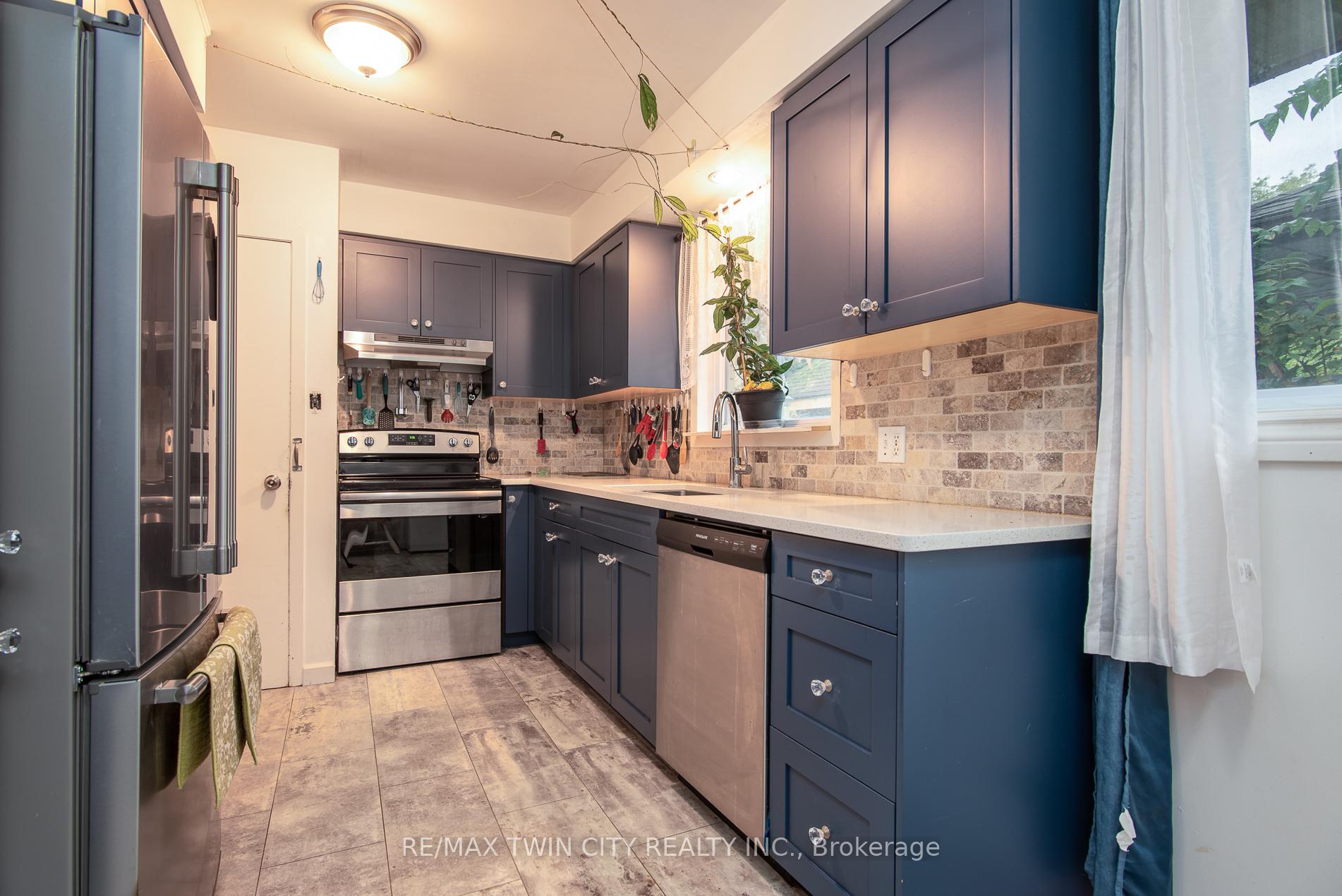 Photo 4 of 8 Yager Avenue, Kitchener — HOMEH