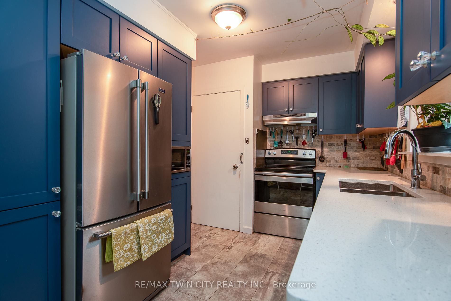Photo 5 of 8 Yager Avenue, Kitchener — HOMEH