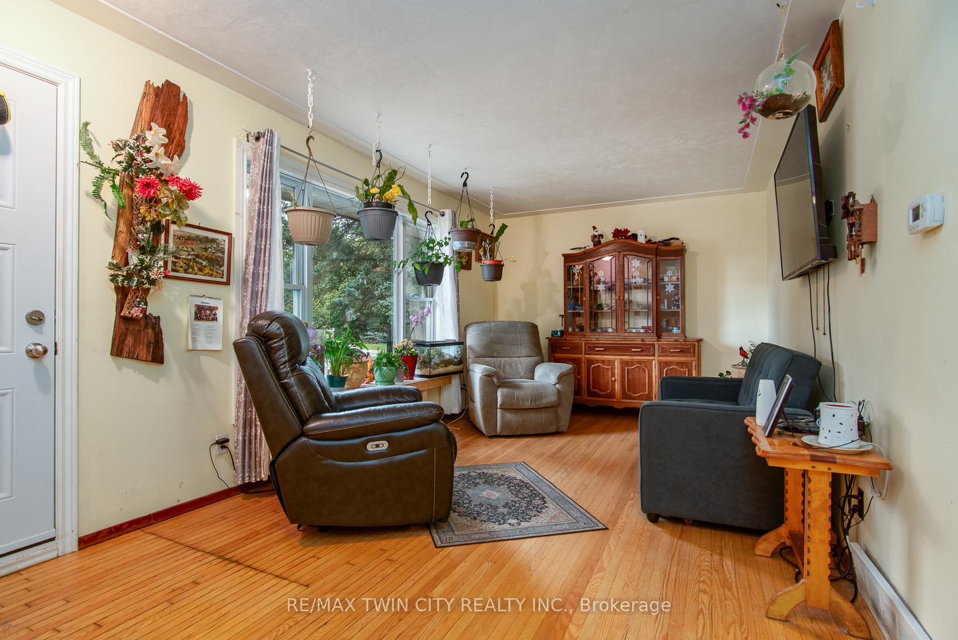 Photo 7 of 8 Yager Avenue, Kitchener — HOMEH