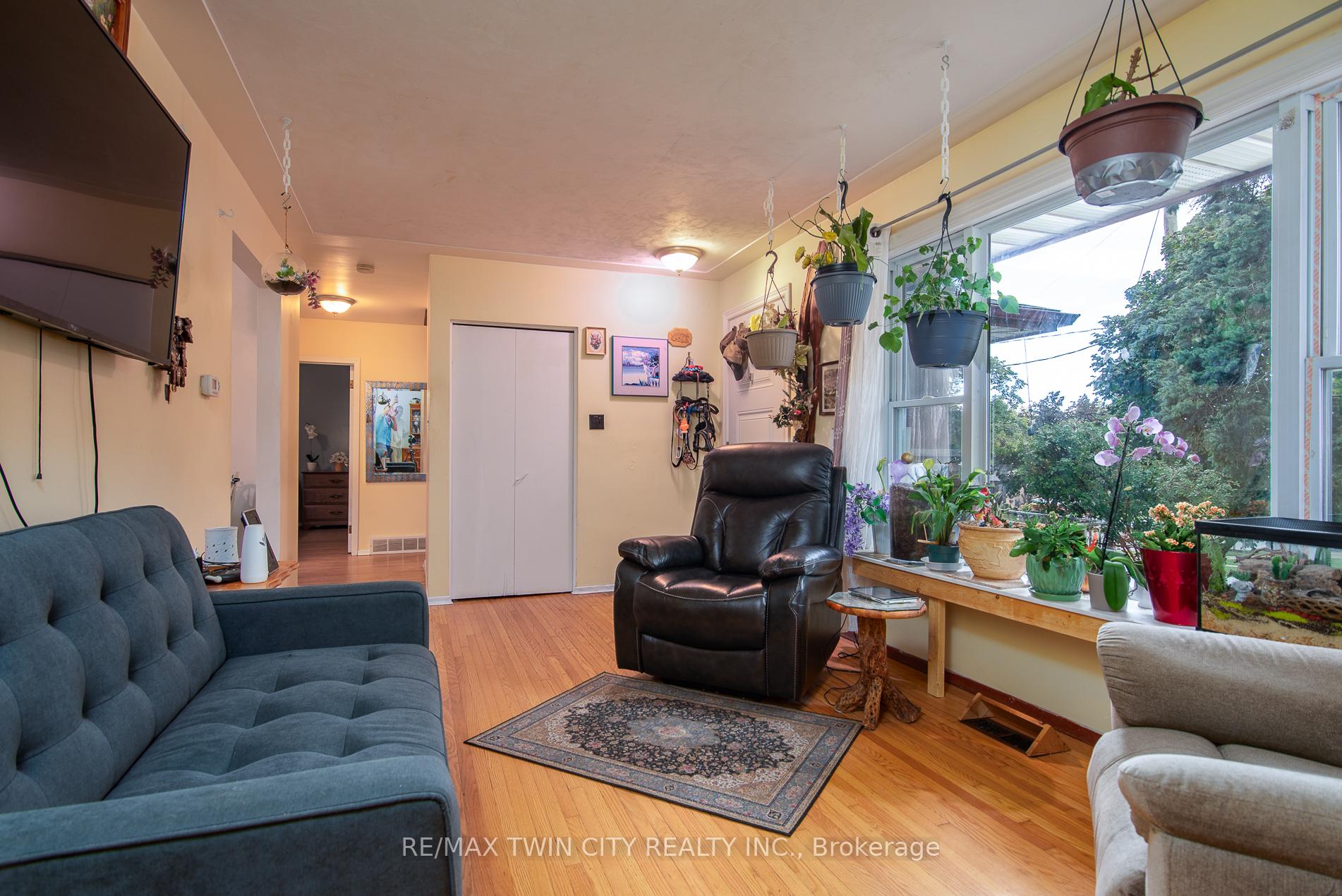 Photo 9 of 8 Yager Avenue, Kitchener — HOMEH