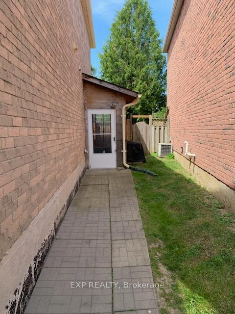 Photo 3 of 64 Sorrell Crescent, Markham, Milliken Mills East — HOMEH