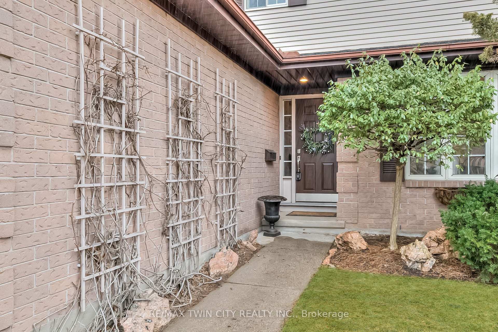 Photo 2 of 340 Grand River Boulevard, Kitchener — HOMEH