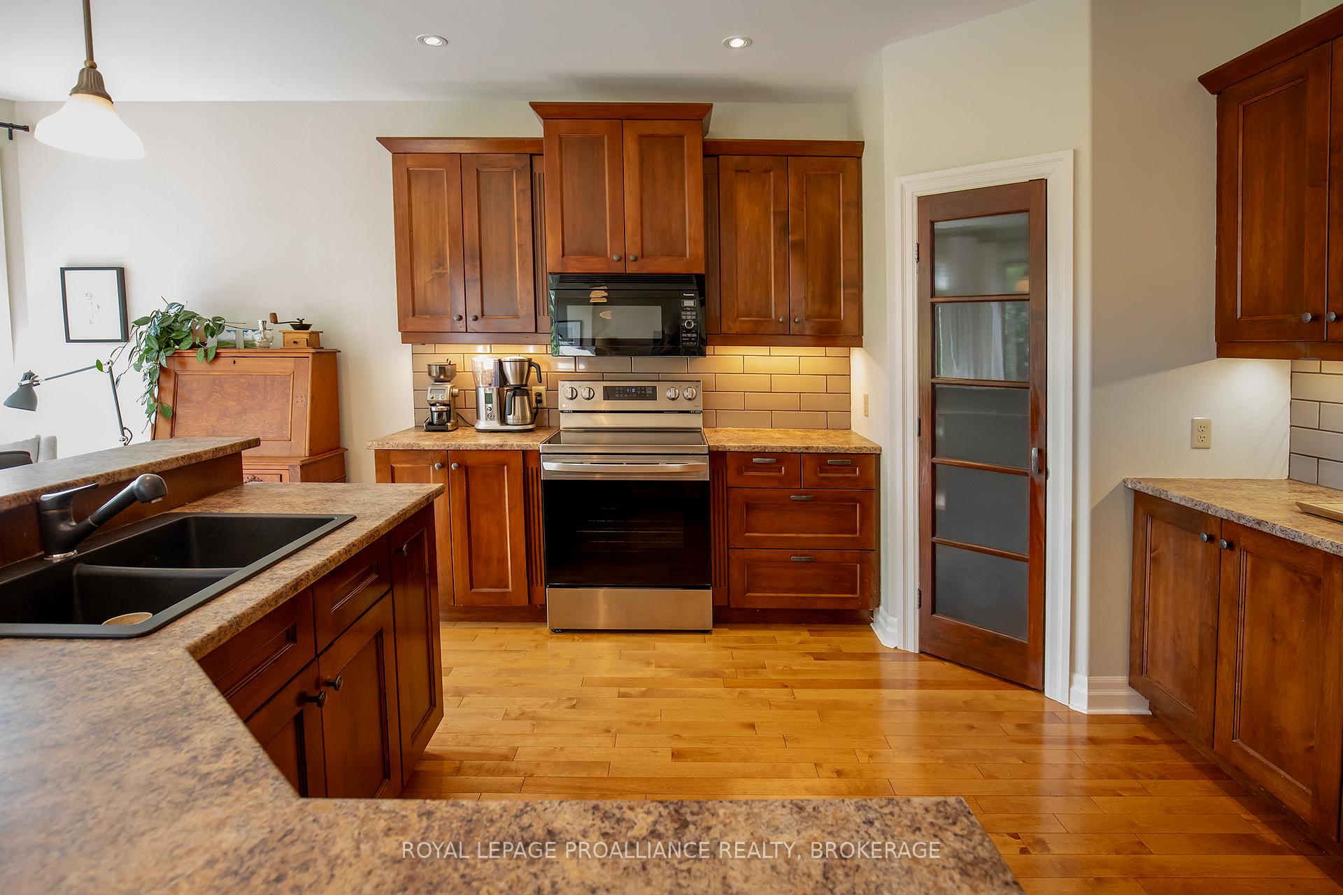 Photo 10 of 235 Rose Abbey Drive, Kingston, Kingston East (Incl Barret Crt) — HOMEH