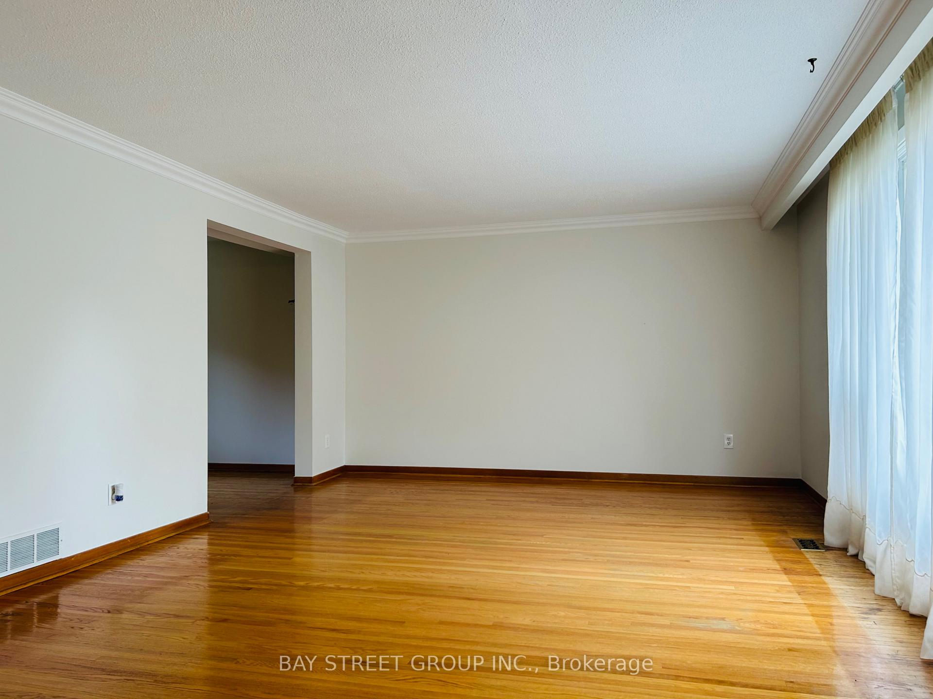 Photo 3 of 27 Jeremy Drive, Markham, Unionville — HOMEH