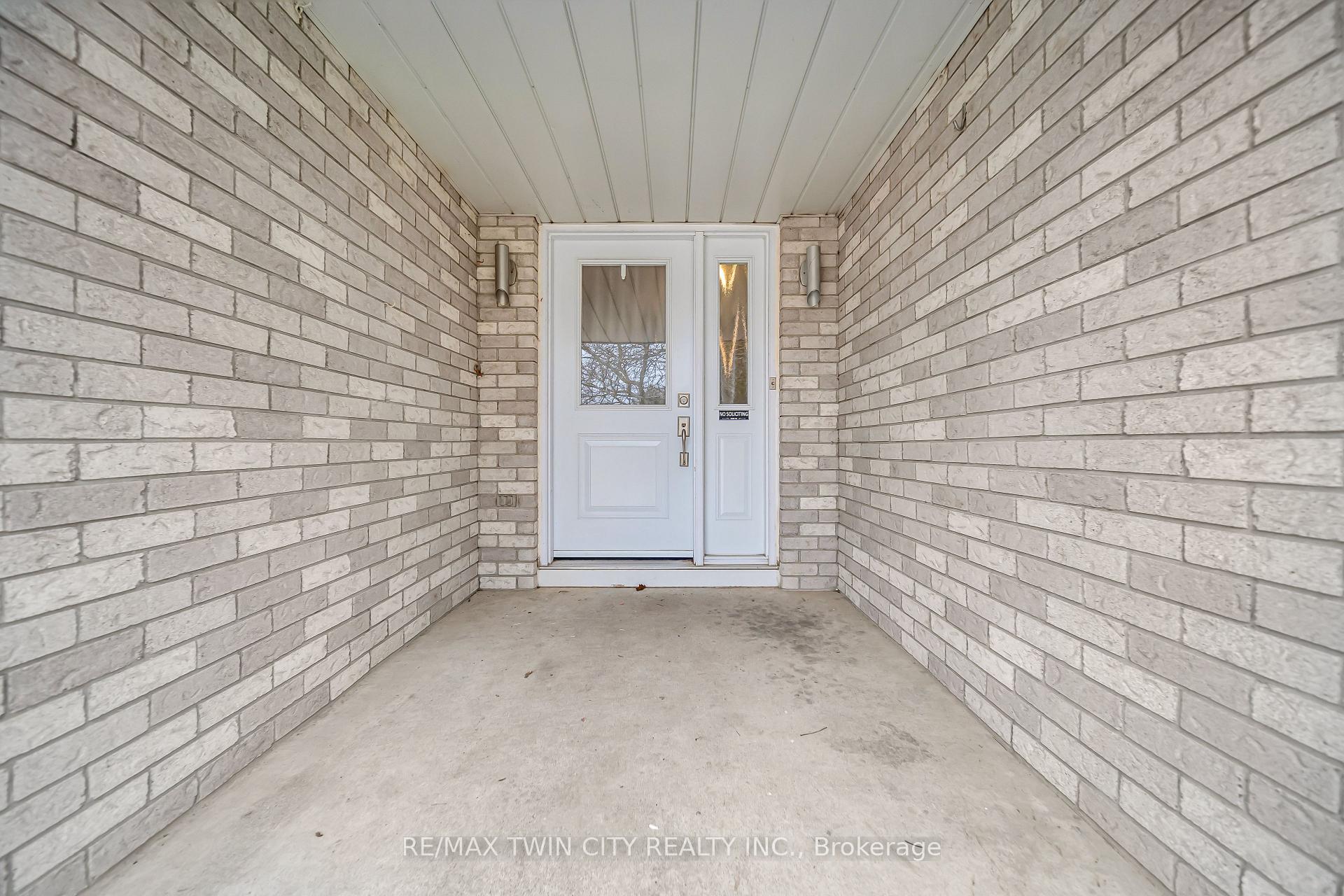 Photo 3 of 21 Oneida Place, Kitchener, Centreville Chicopee — HOMEH