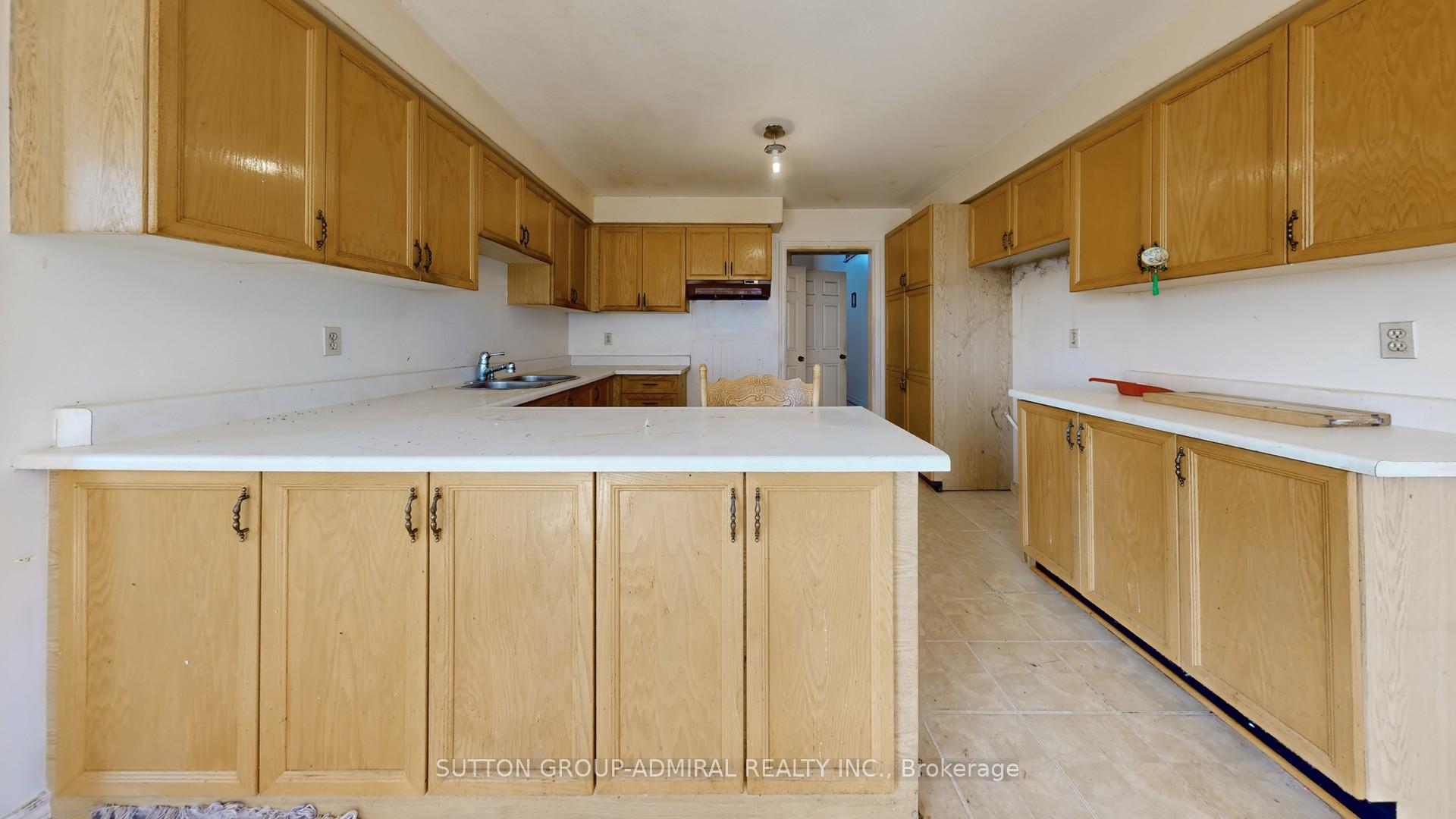 Photo 6 of 71 Featherstone Avenue, Markham, Middlefield — HOMEH