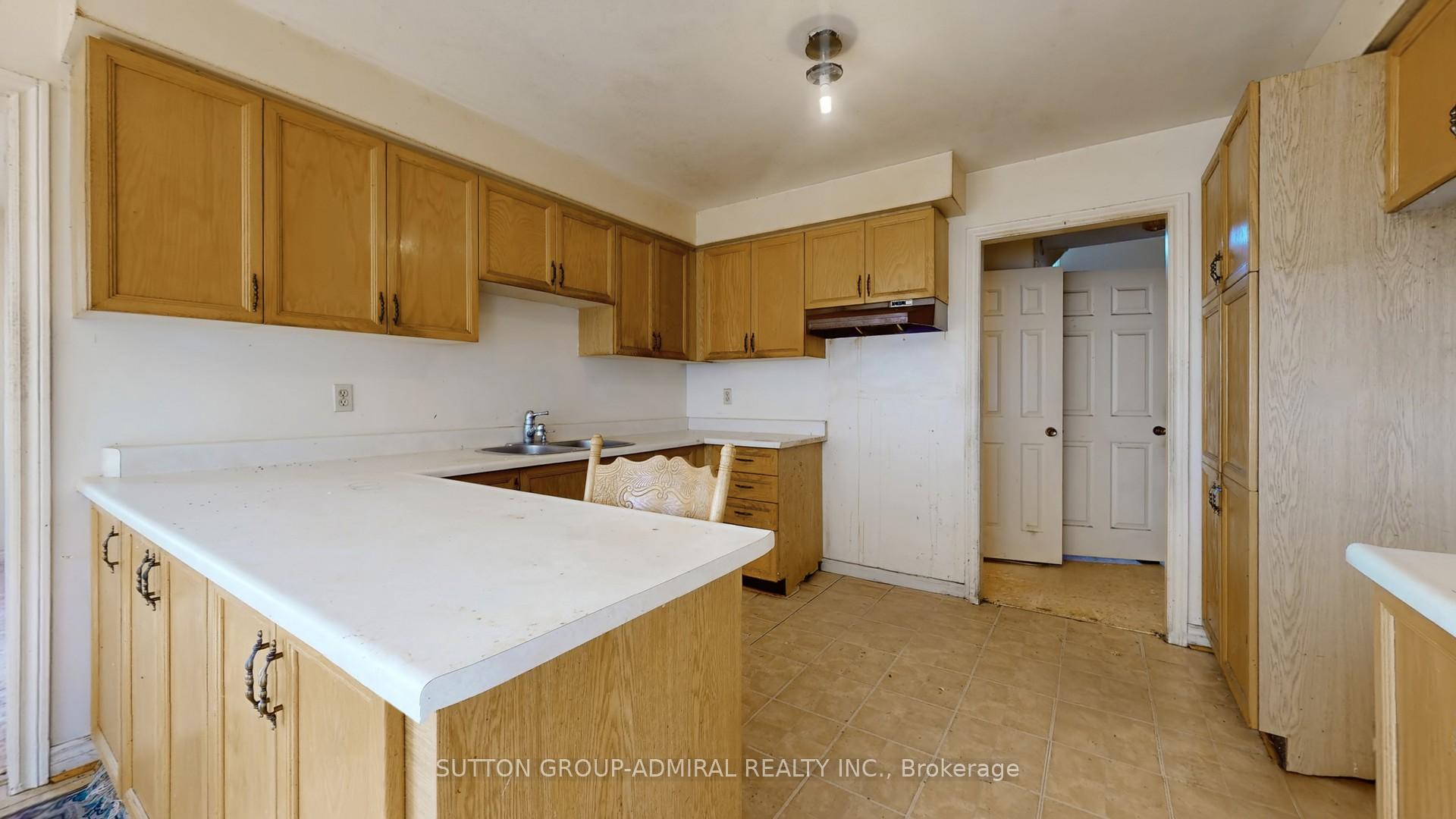 Photo 7 of 71 Featherstone Avenue, Markham, Middlefield — HOMEH