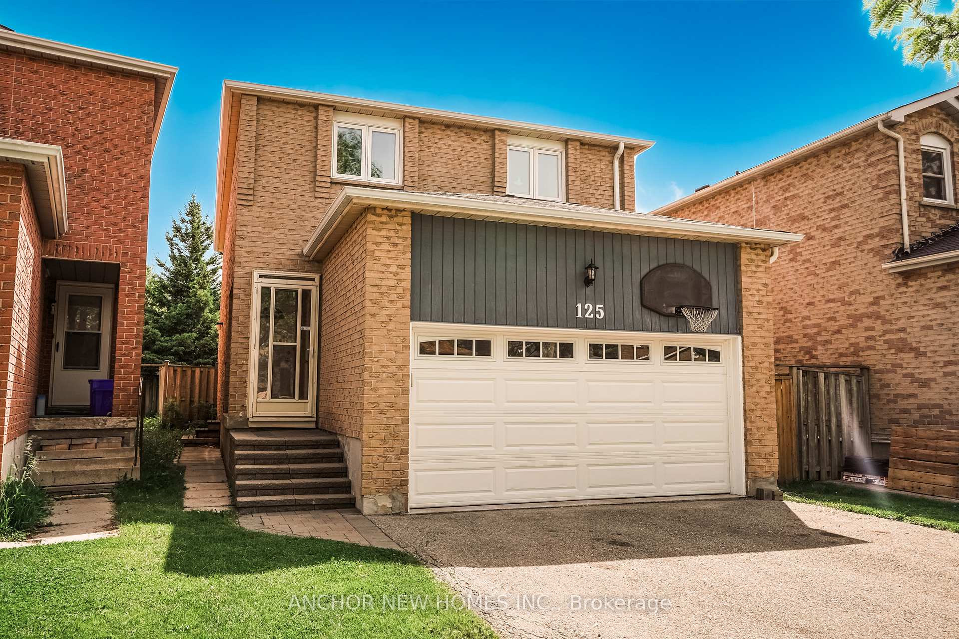 Front of 125 Laguna Crescent