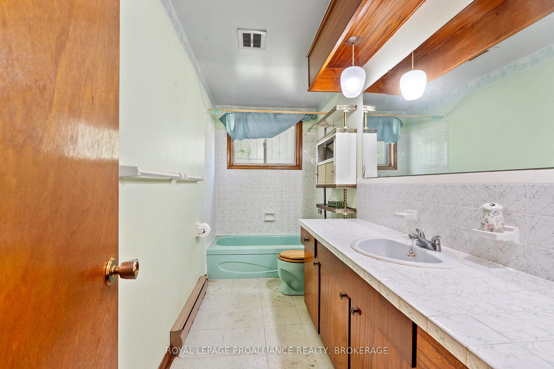 Photo 26 of 327 Avenue Road, Kingston, West of Sir John A. Blvd — HOMEH