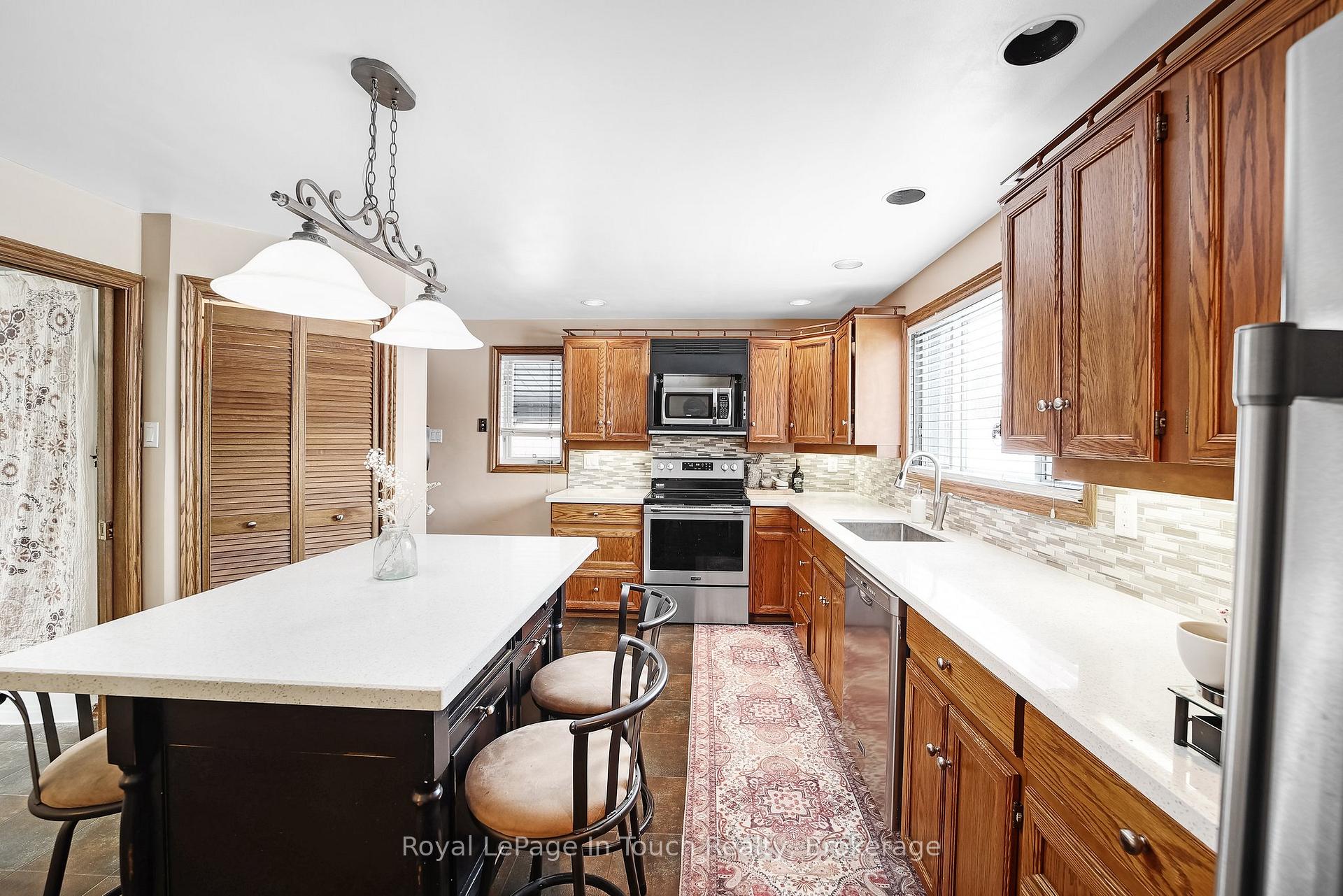 Photo 11 of 294 Eighth Street, Midland — HOMEH