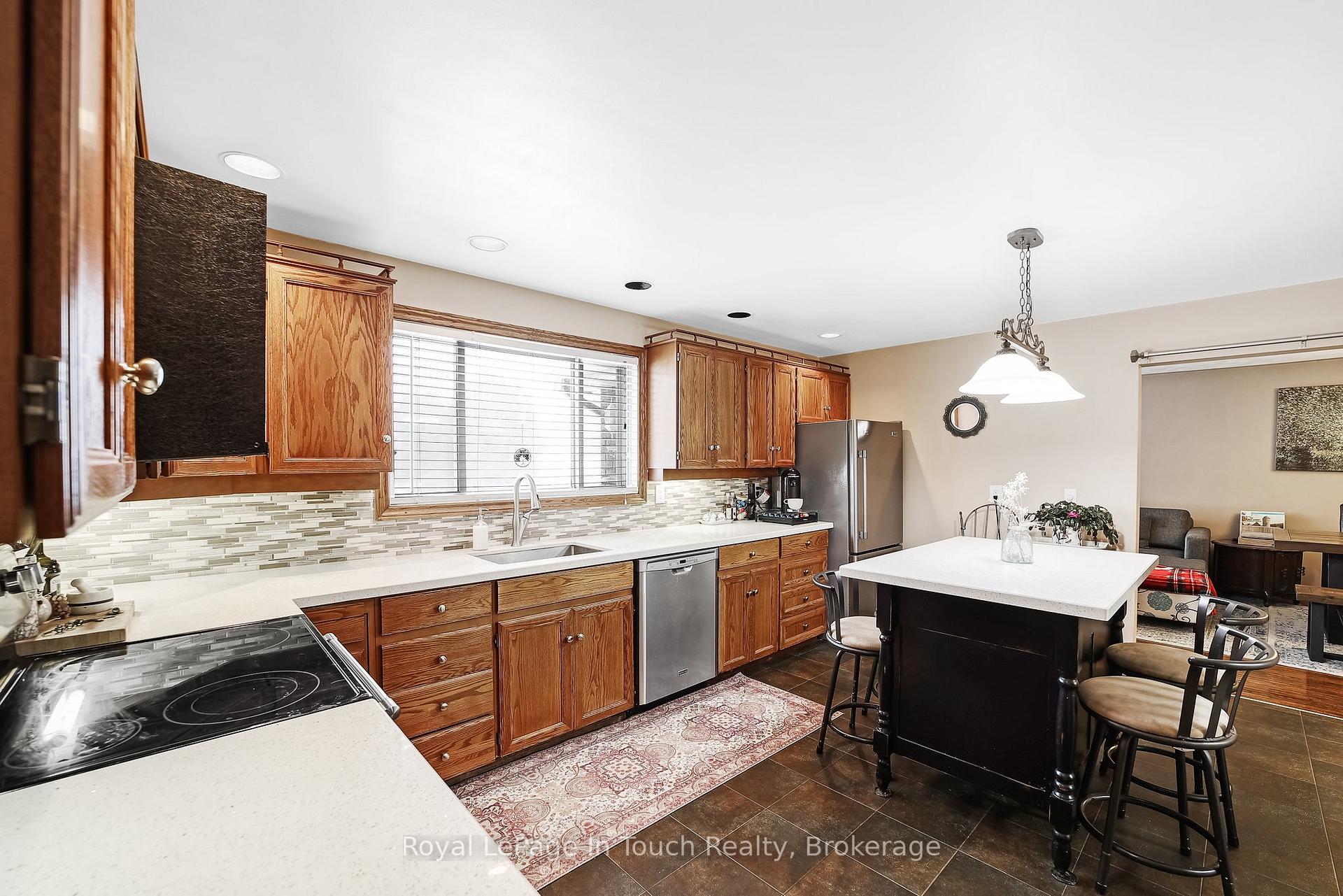 Photo 12 of 294 Eighth Street, Midland — HOMEH