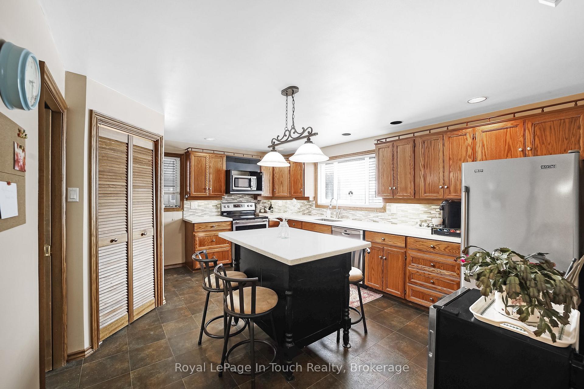 Photo 14 of 294 Eighth Street, Midland — HOMEH