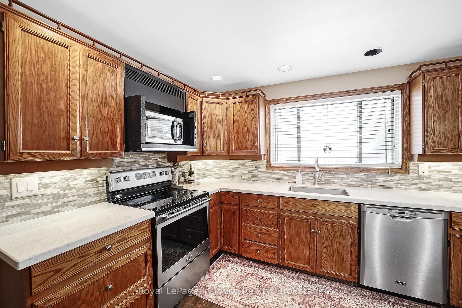 Photo 15 of 294 Eighth Street, Midland — HOMEH