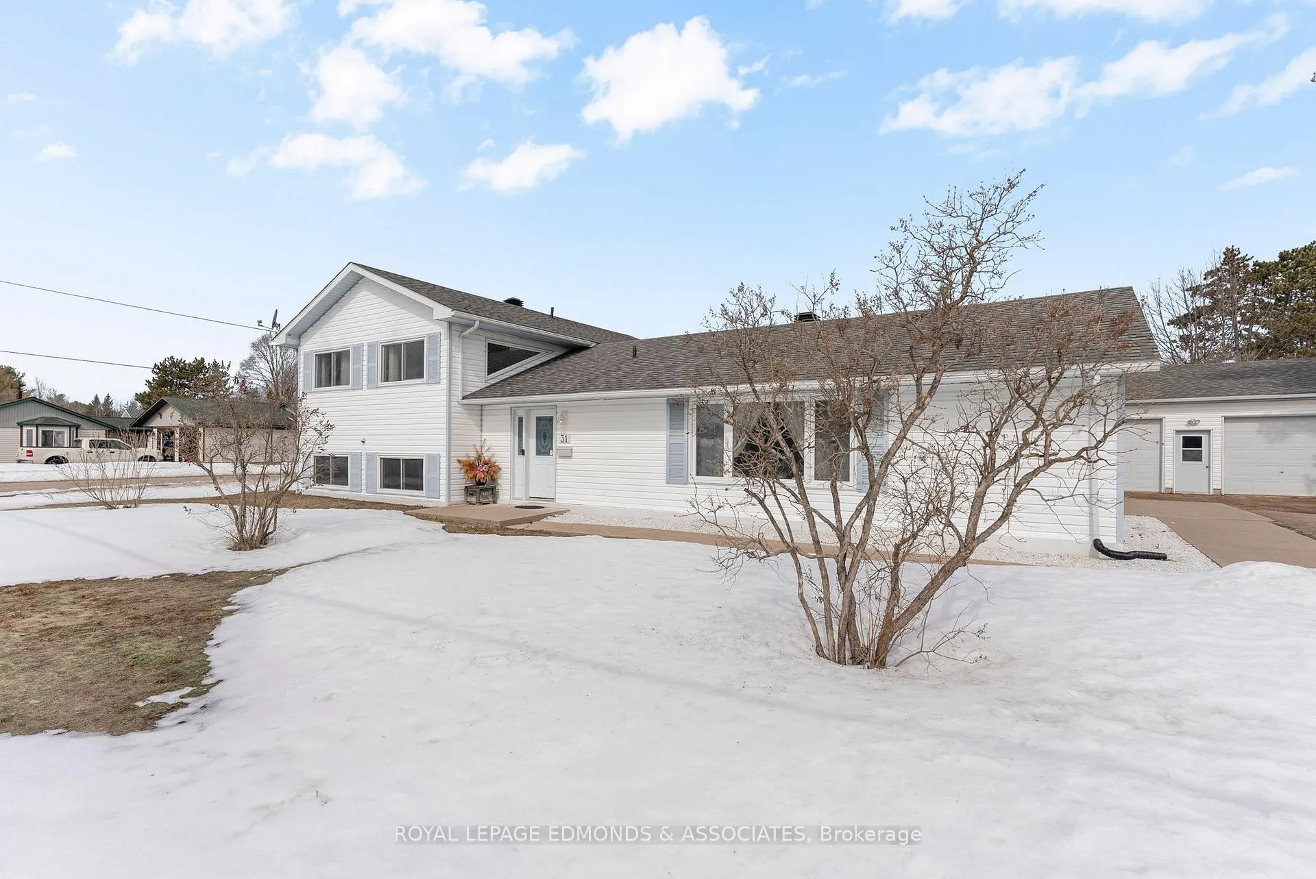 Photo 2 of 31 Silke Drive, Petawawa — HOMEH