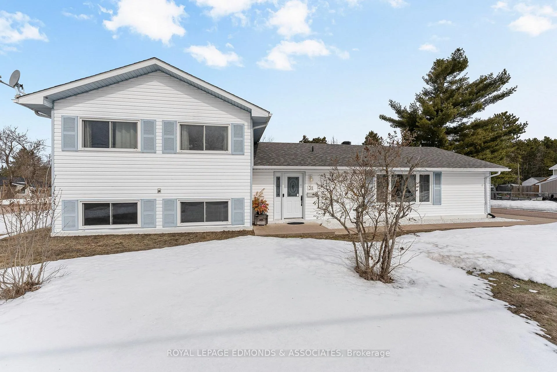 Photo 3 of 31 Silke Drive, Petawawa — HOMEH