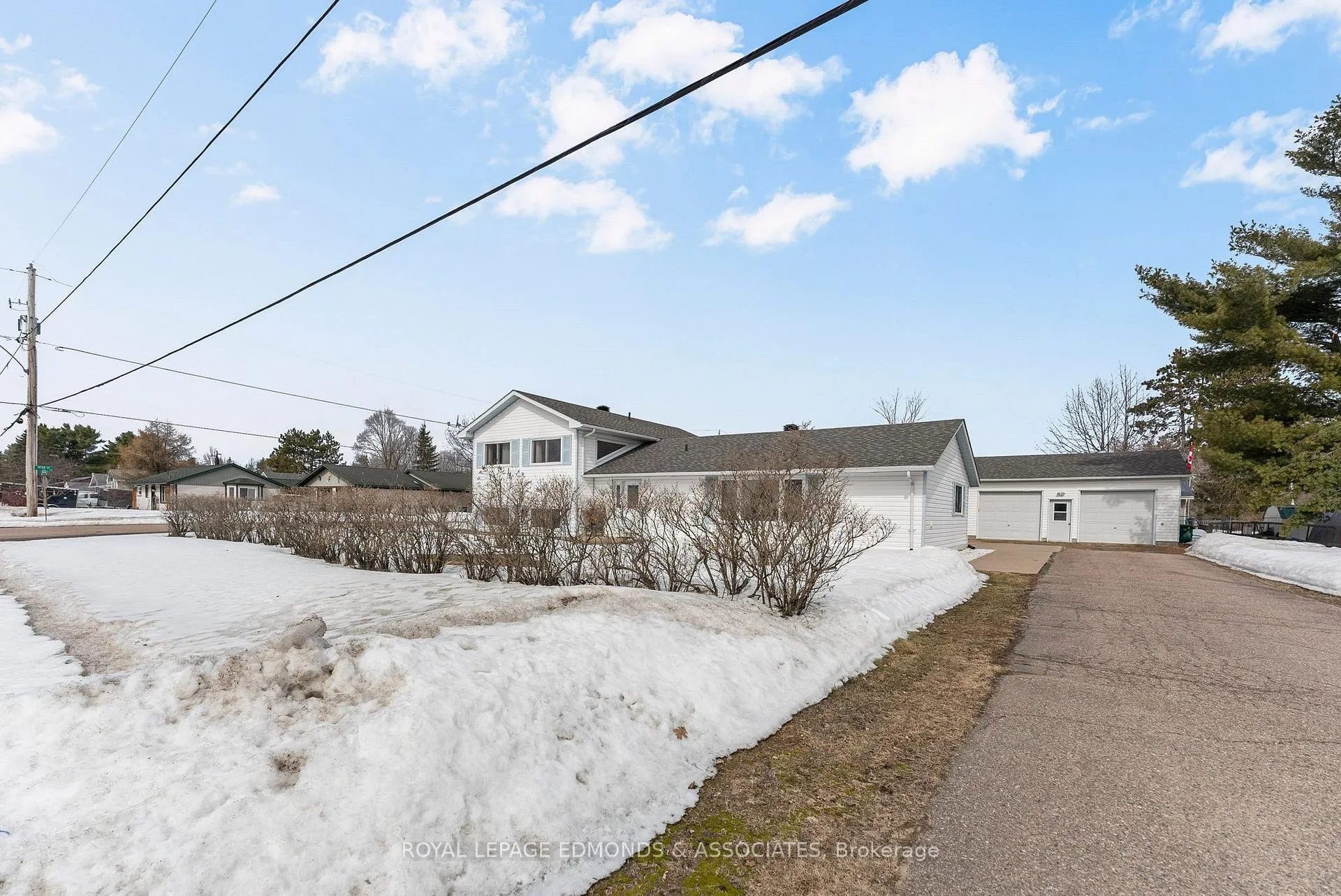 Photo 5 of 31 Silke Drive, Petawawa — HOMEH