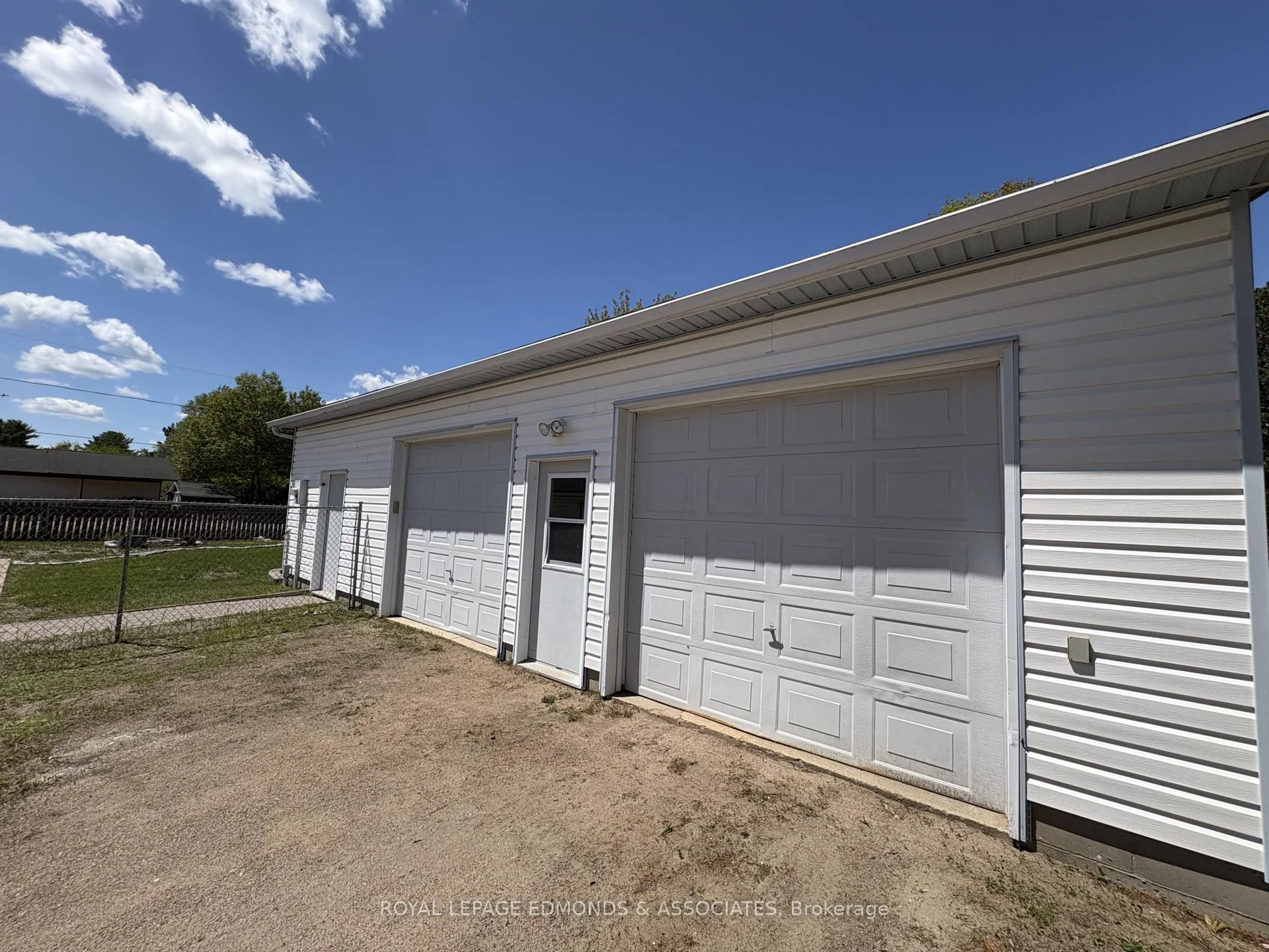 Photo 4 of 31 Silke Drive, Petawawa — HOMEH