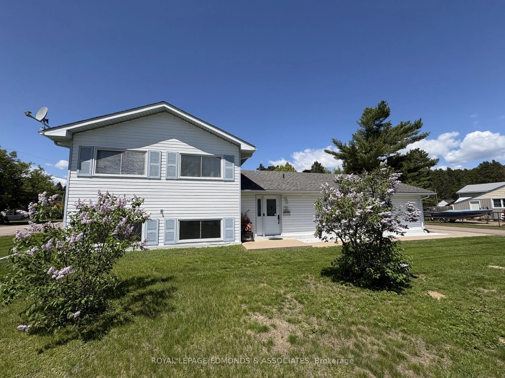 Photo 9 of 31 Silke Drive, Petawawa — HOMEH