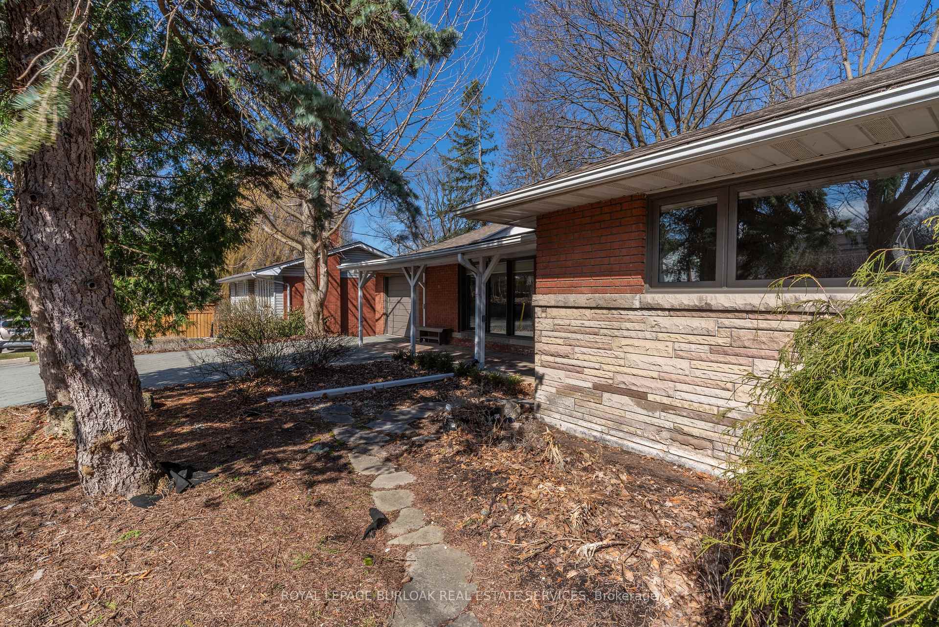 Photo 5 of 46 Osler Drive, Hamilton, Dundas — HOMEH