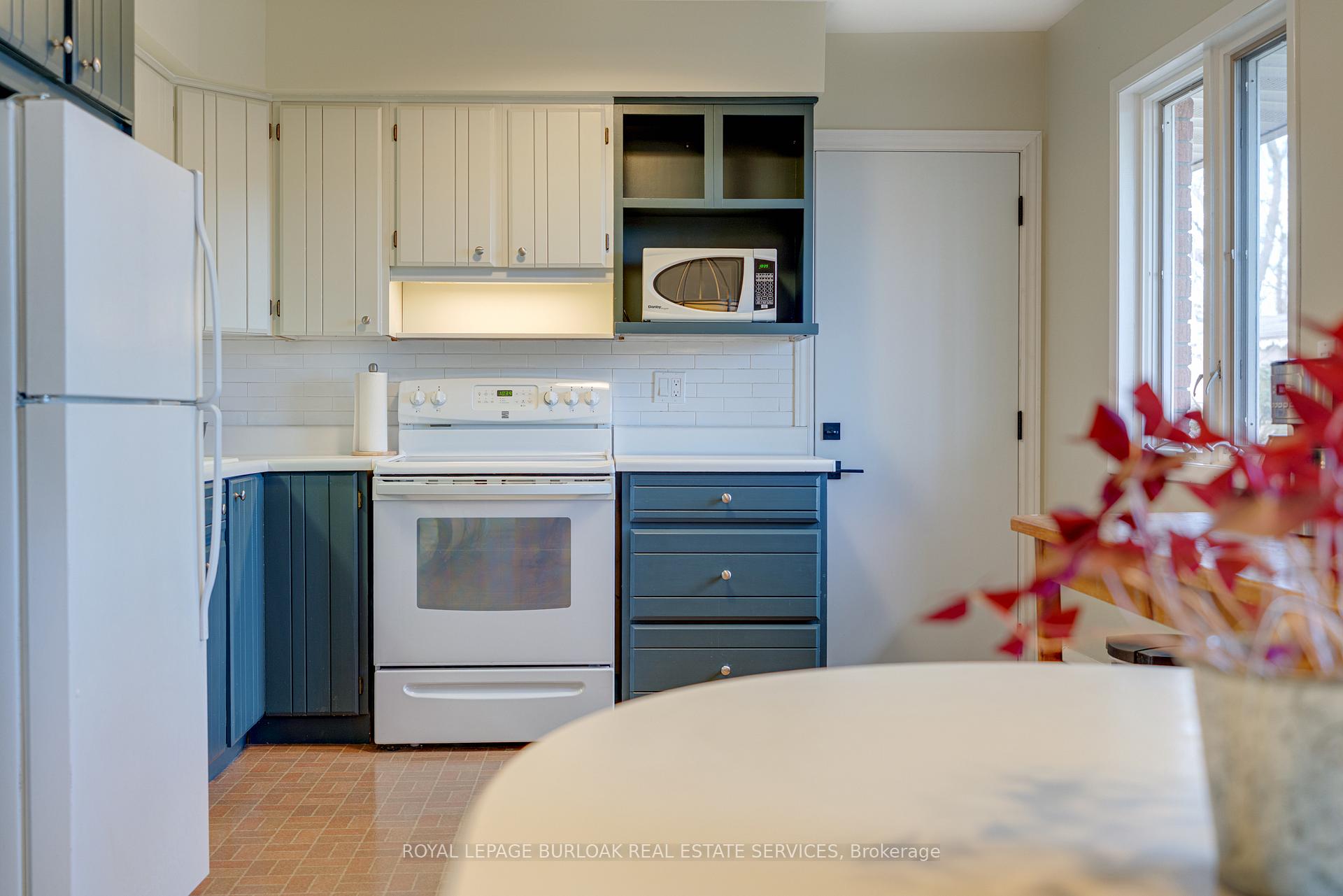 Photo 13 of 46 Osler Drive, Hamilton, Dundas — HOMEH