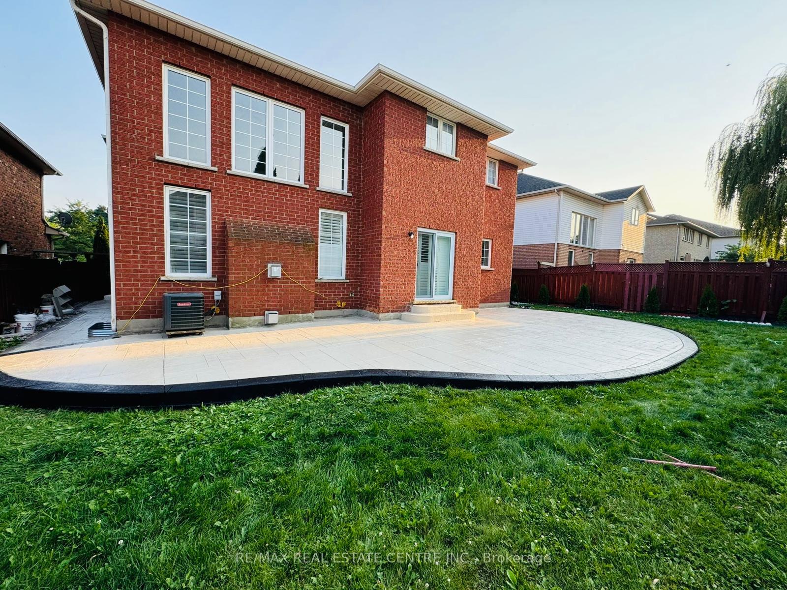 Photo 2 of 162 Stonehenge Drive, Hamilton, Ancaster — HOMEH
