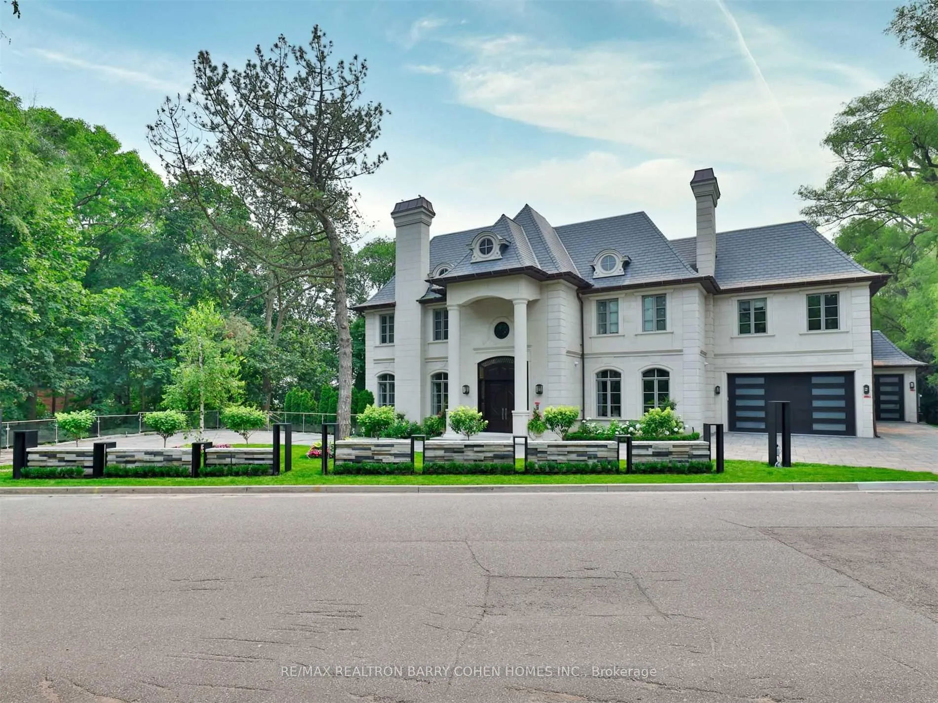 Front of 382 Old Yonge Street