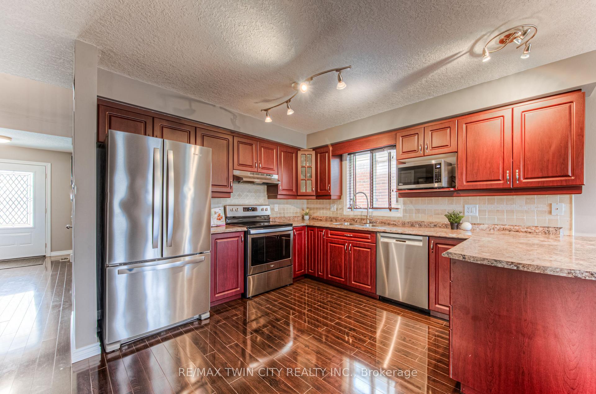 Photo 10 of 42 Blue Lace Crescent, Kitchener — HOMEH