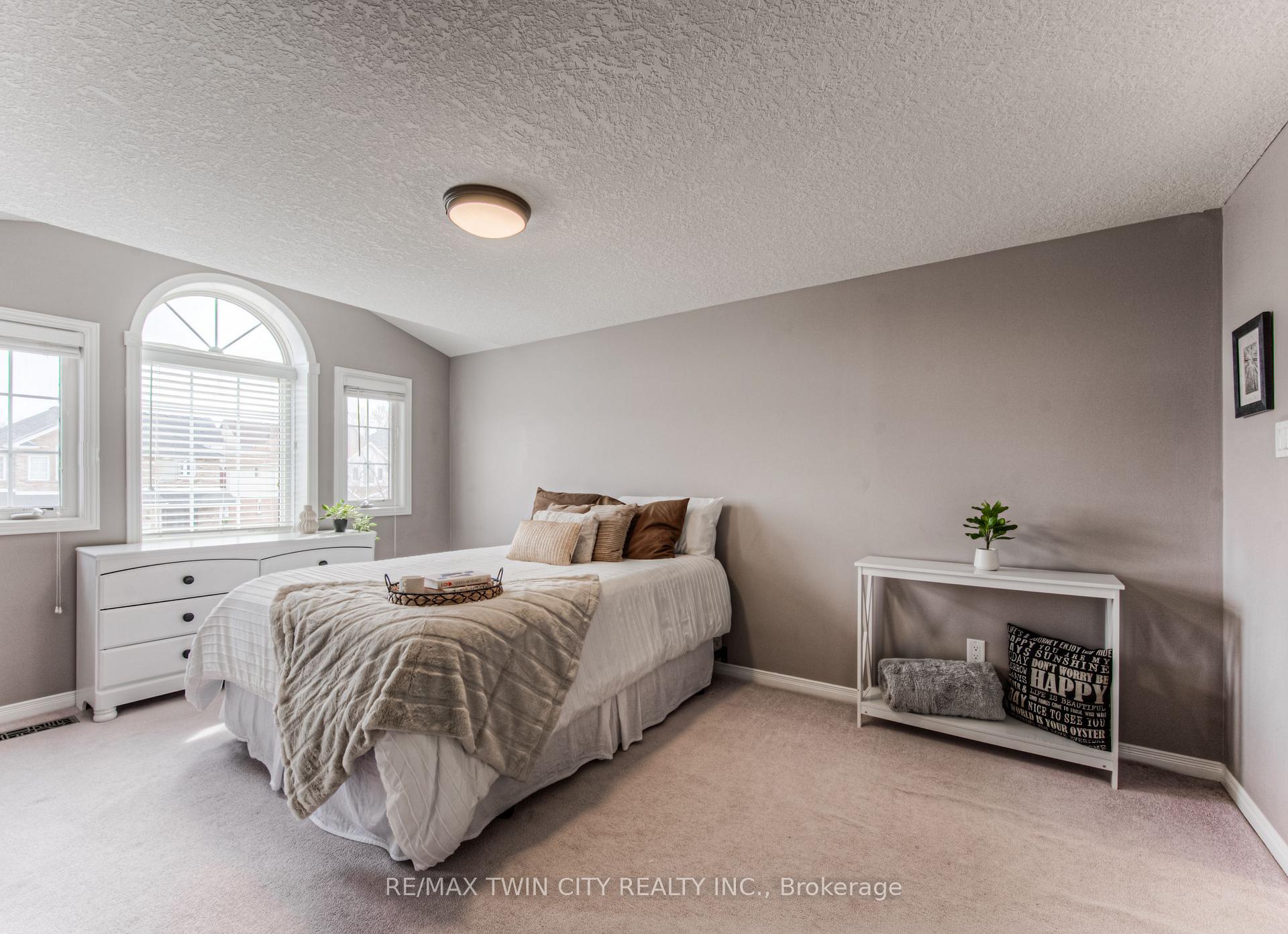 Photo 16 of 42 Blue Lace Crescent, Kitchener — HOMEH