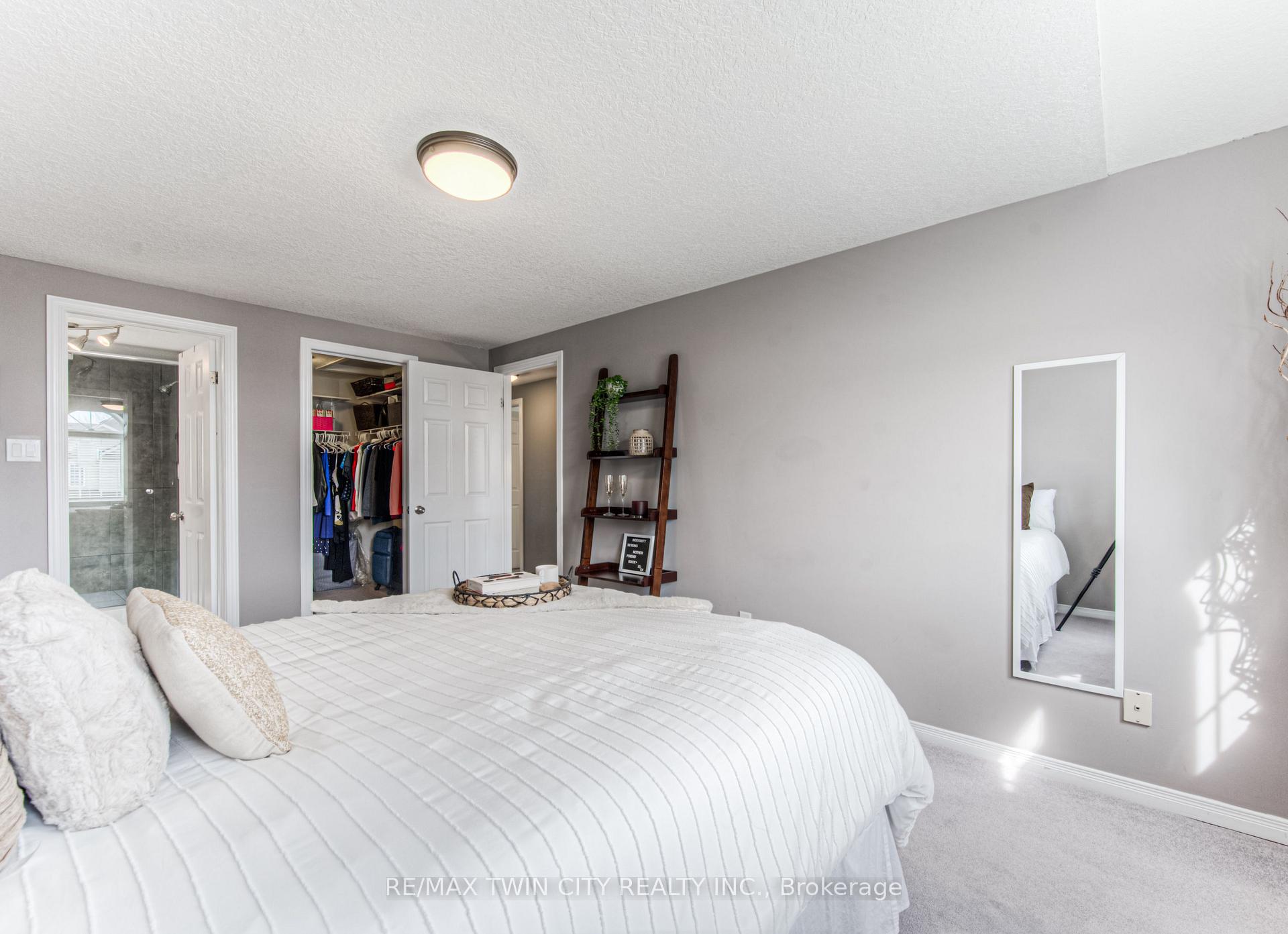 Photo 17 of 42 Blue Lace Crescent, Kitchener — HOMEH