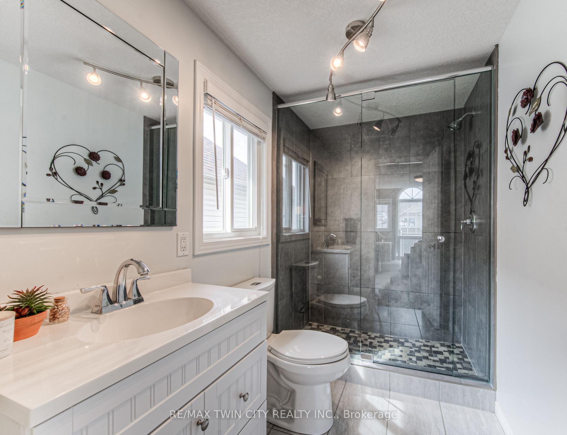 Photo 18 of 42 Blue Lace Crescent, Kitchener — HOMEH