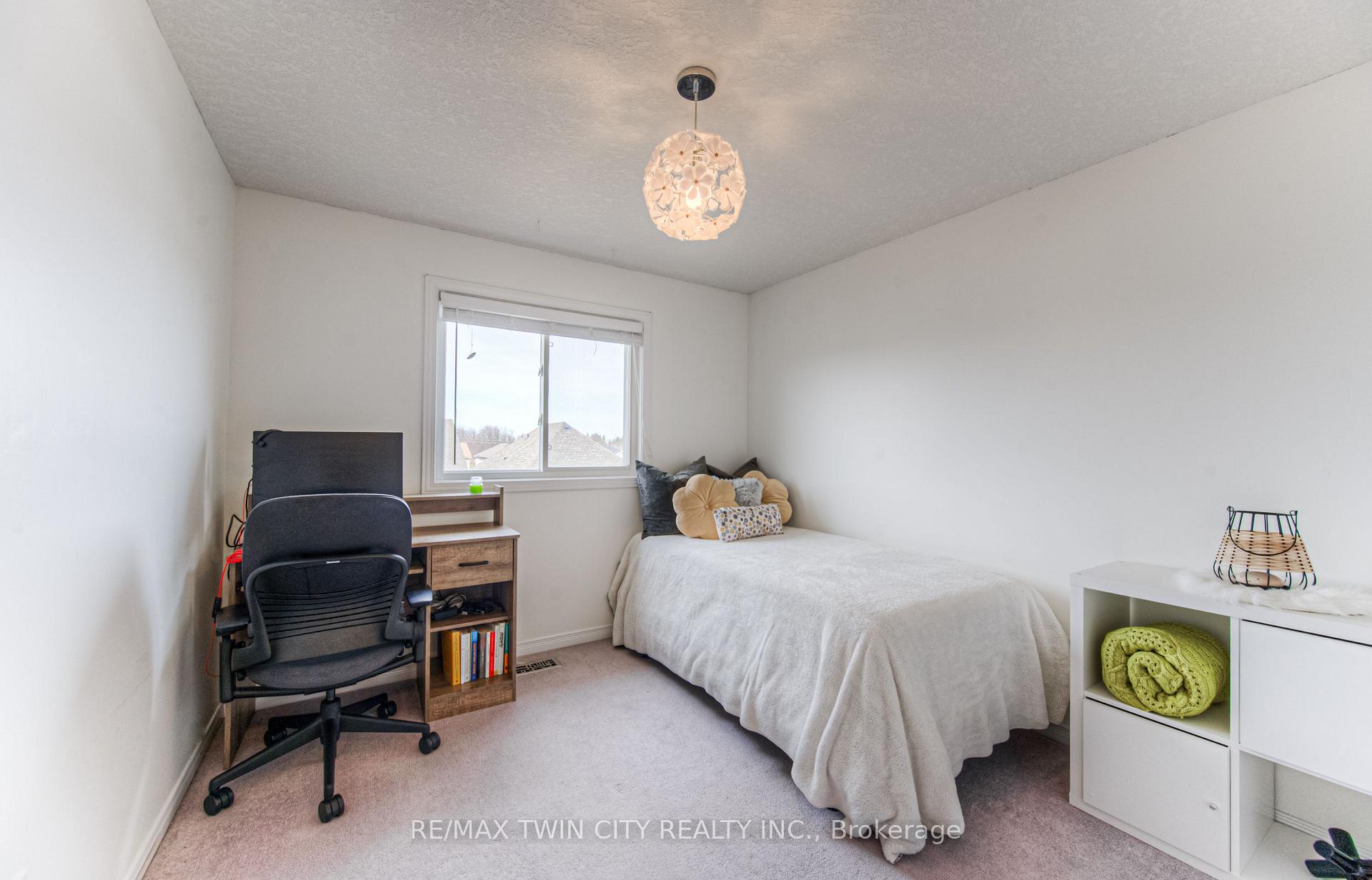 Photo 19 of 42 Blue Lace Crescent, Kitchener — HOMEH