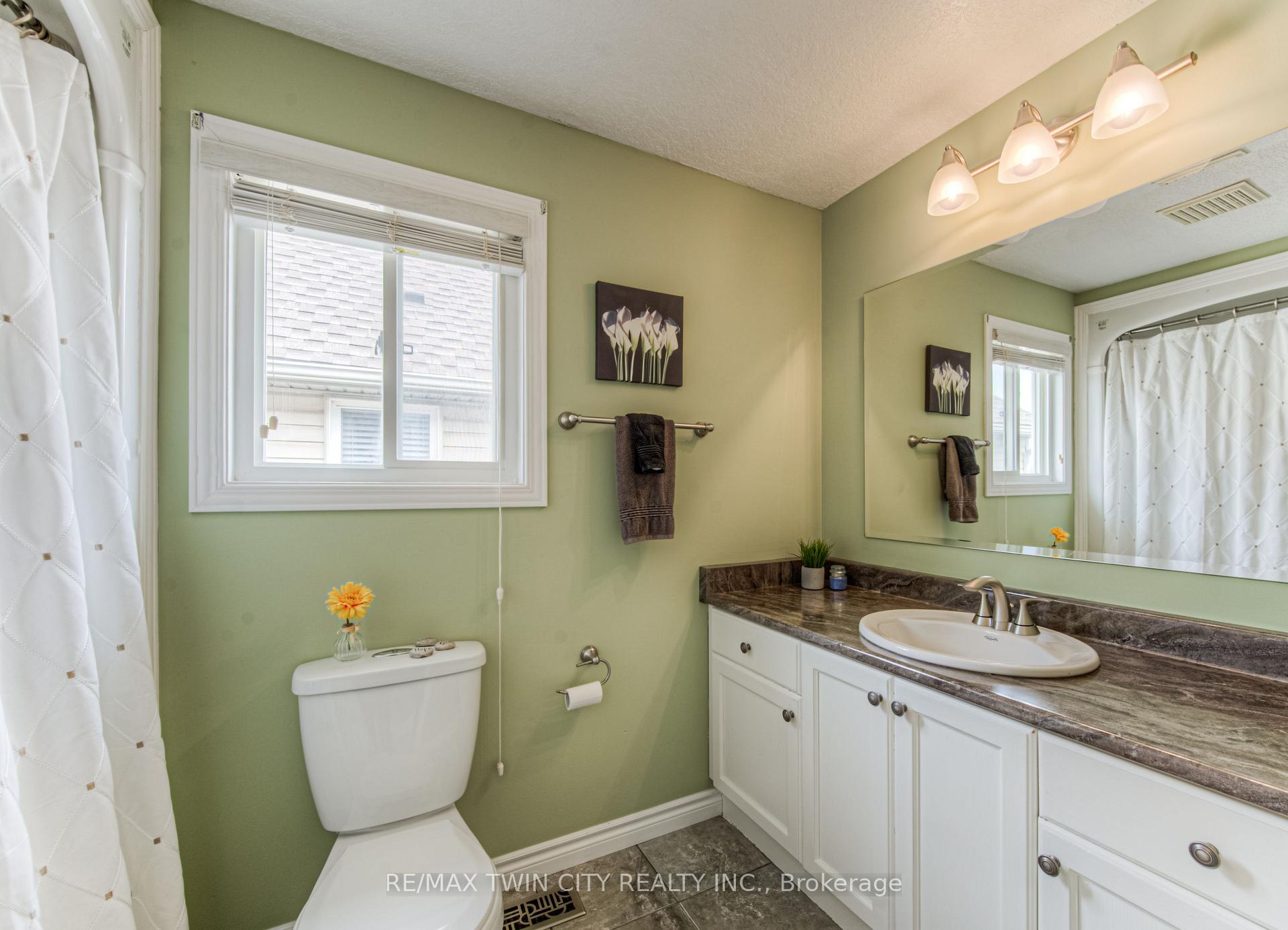 Photo 20 of 42 Blue Lace Crescent, Kitchener — HOMEH