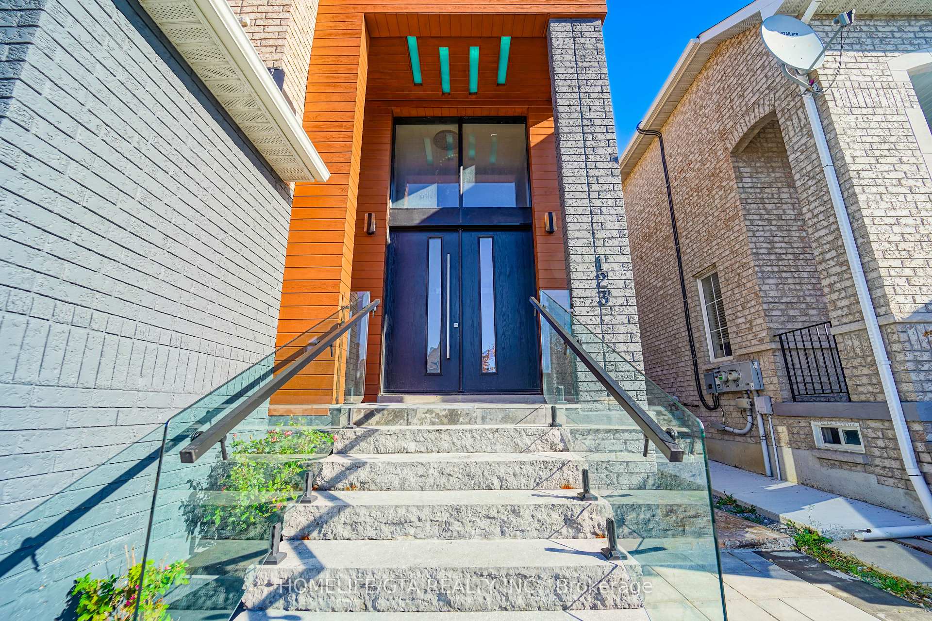 Photo 7 of 123 Eastvale Drive, Markham, Cedarwood — HOMEH
