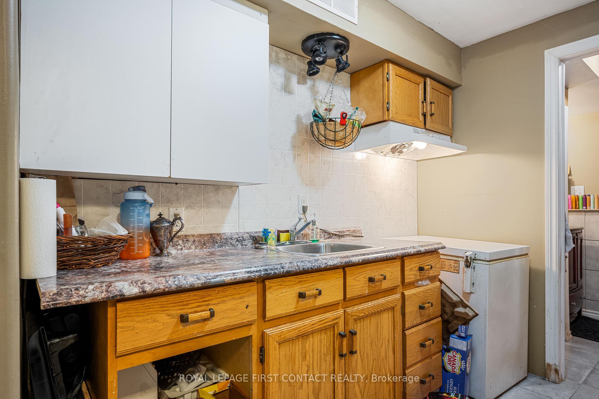 Photo 13 of 425 Irwin Street, Midland — HOMEH