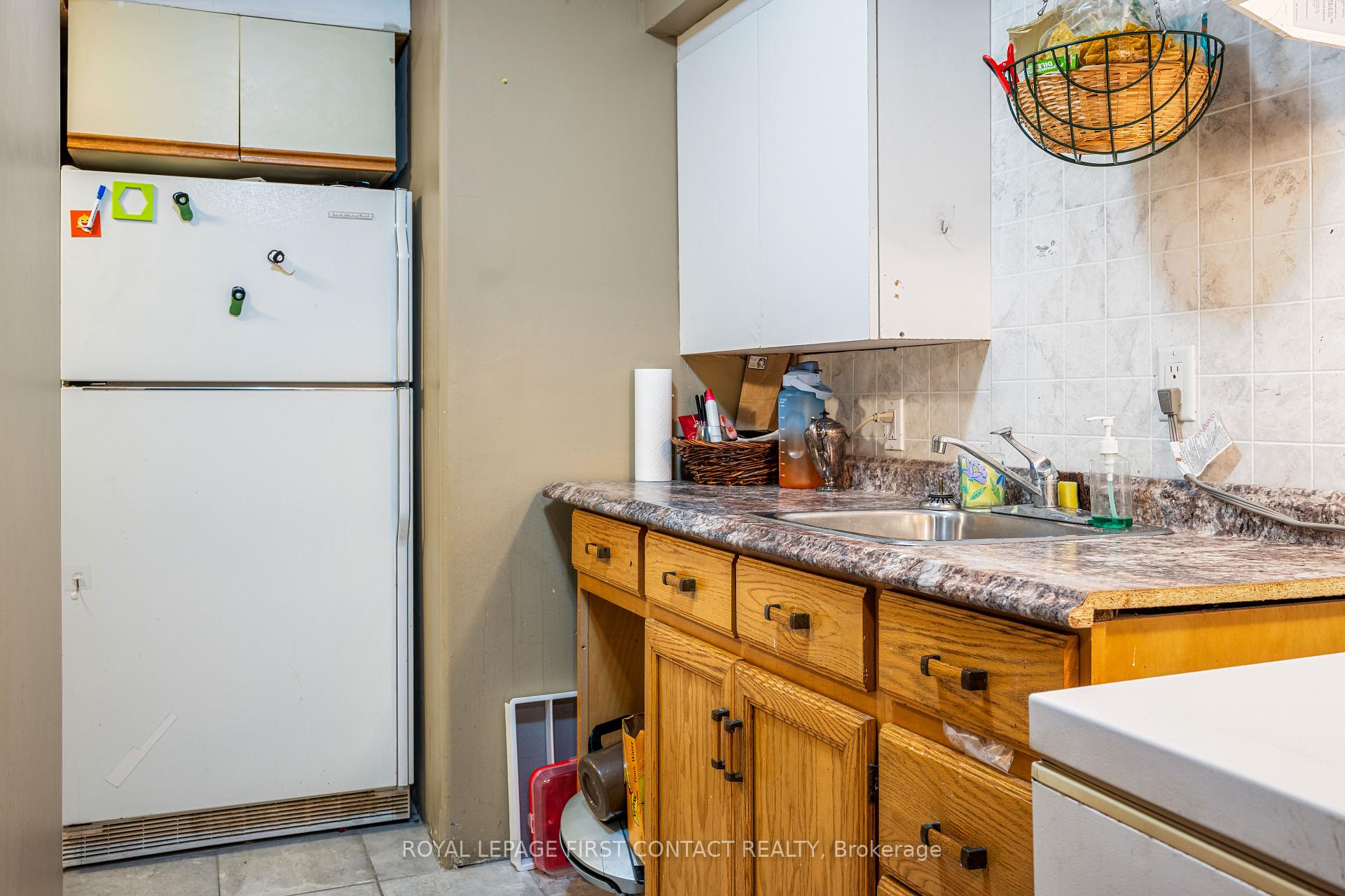 Photo 15 of 425 Irwin Street, Midland — HOMEH