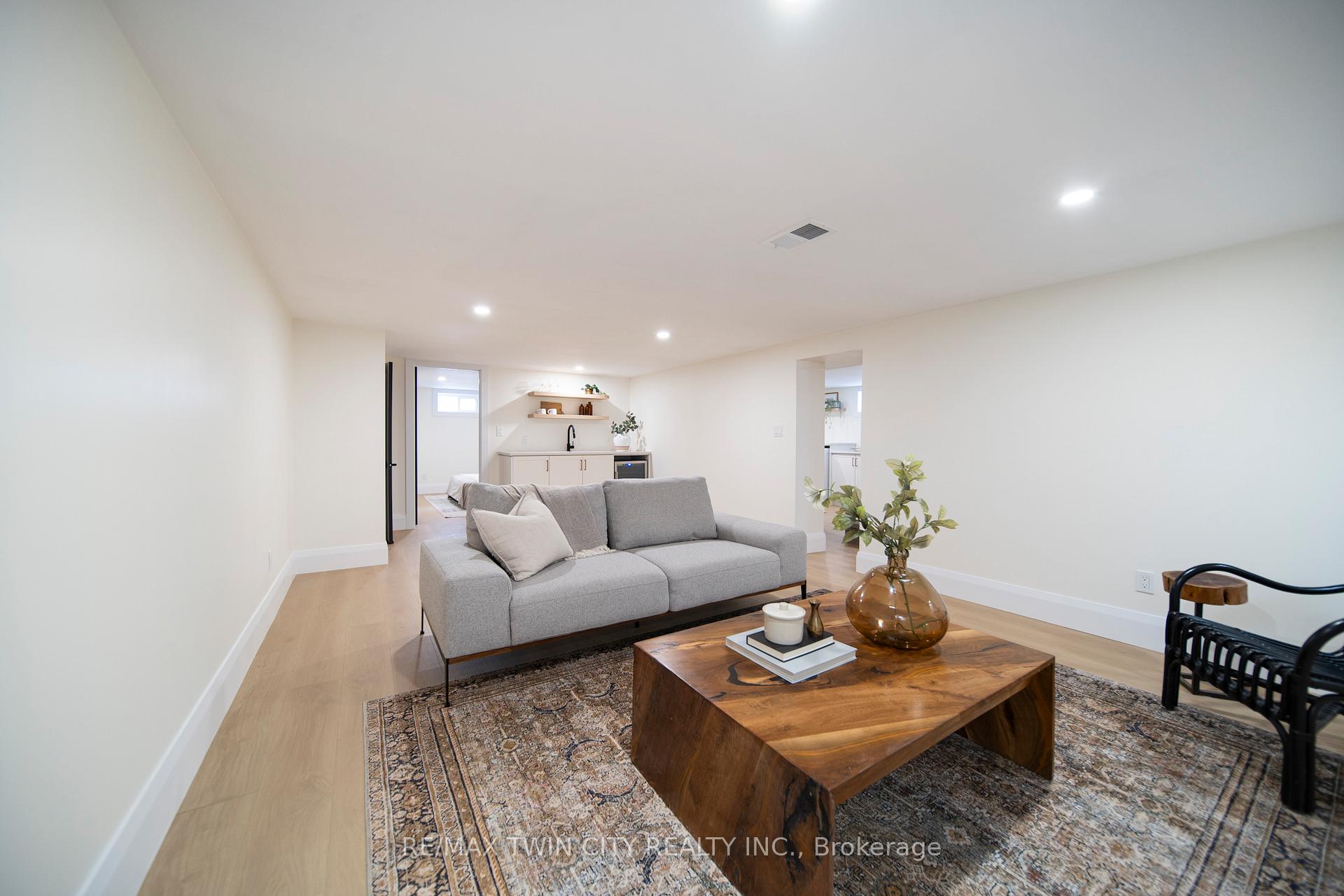 Photo 30 of 400 Dumfries Avenue, Kitchener — HOMEH